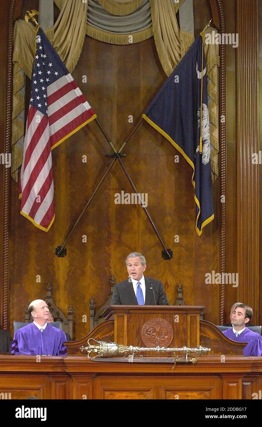 KEIN FILM, KEIN VIDEO, KEIN Fernsehen, KEIN DOKUMENTARFILM - Präsident George W. Bush spricht am Montag, den 18. April 2005, bei einer gemeinsamen Sitzung der South Carolina Generalversammlung in Columbia, South Carolina. Auf der linken Seite des Präsidenten ist South Carolina Sprecher des Hauses David Wilkins, und auf der rechten Seite ist LT. Gov. Andre Bauer. Foto von Tim Domnick/Staat/KRT/ABACA. Stockfoto