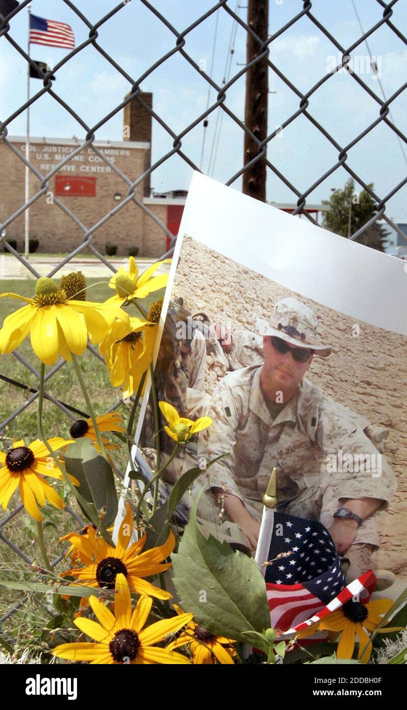 KEIN FILM, KEIN VIDEO, KEIN Fernsehen, KEIN DOKUMENTARFILM - EIN Foto von Lance CPL. Jeff Boskovich, 25, sitzt am Mittwoch, 3. August 2005, in einer improvisierten Gedenkstätte vor dem US Marine Corp Reserve Center von Col. Justice M Chambers in Brookpark, Ohio, USA. Das Denkmal ehrt Marines, die diese Woche im Irak getötet wurden. Foto von Ed Suba/Akron Beacon Journal/KRT/ABACAPRESS.COM Stockfoto