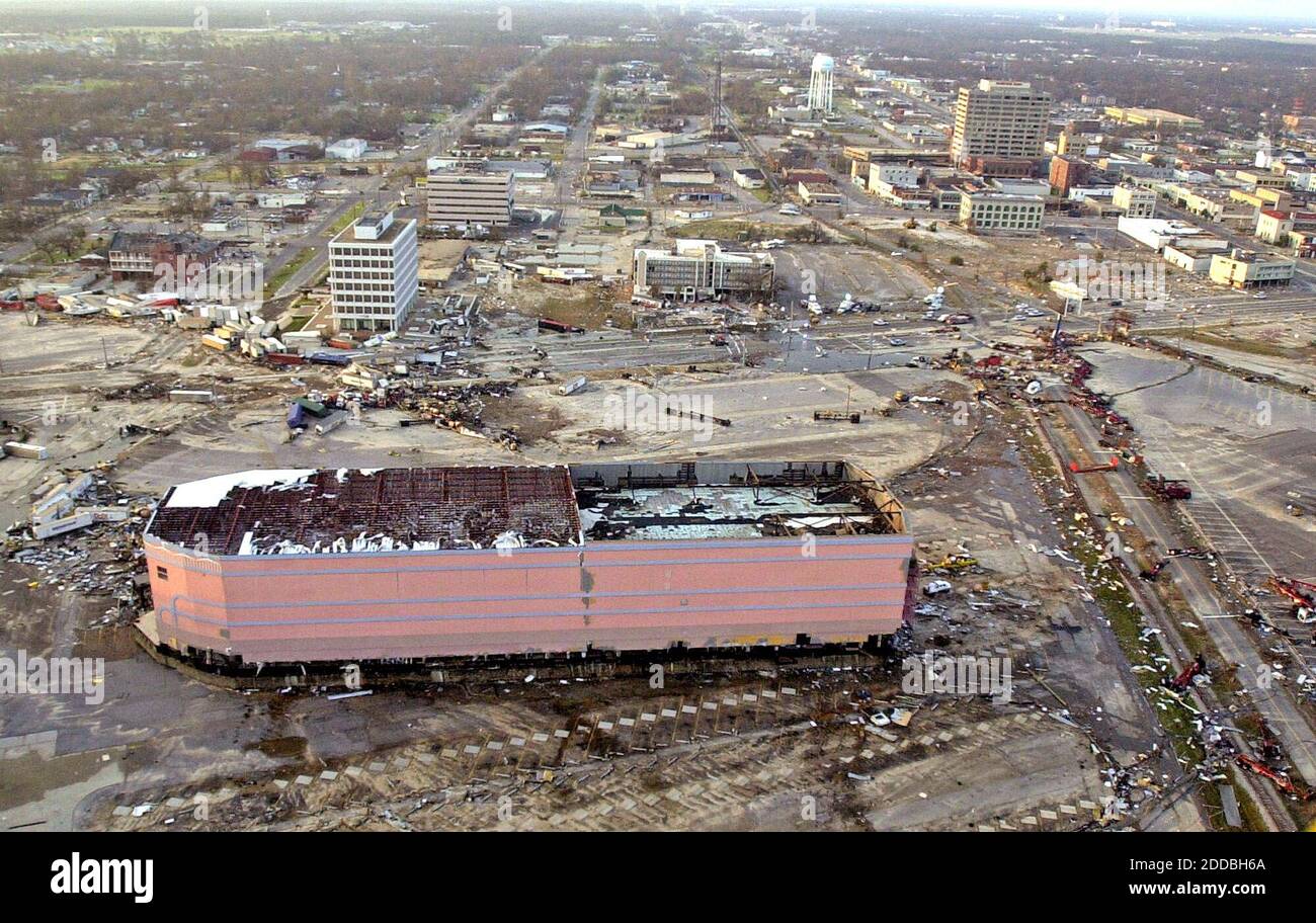 KEIN FILM, KEIN VIDEO, KEIN Fernsehen, KEINE DOKUMENTATION - nach dem Hurrikan Katrina kam die Copa Casino Barge auf einem Parkplatz in der Nähe der US 90 östlich der US 49 in der Innenstadt von Gulfport, Mississippi, 30. August 2005 zur Ruhe. Foto von David Purdy/Biloxi Sun Herald/KRT/ABACAPRESS.COM Stockfoto