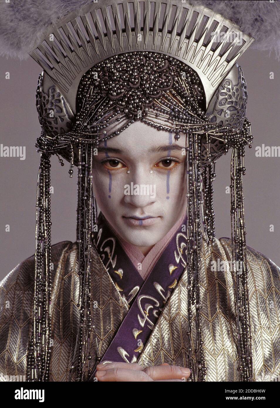 KEIN FILM, KEIN VIDEO, KEIN TV, KEIN DOKUMENTARFILM - Königin von Naboo (Keisha Castle-Hughes) in einem Perlen-Kopfschmuck am Set des Films Star Wars. Foto von KRT/ABACAPRESS.COM Stockfoto
