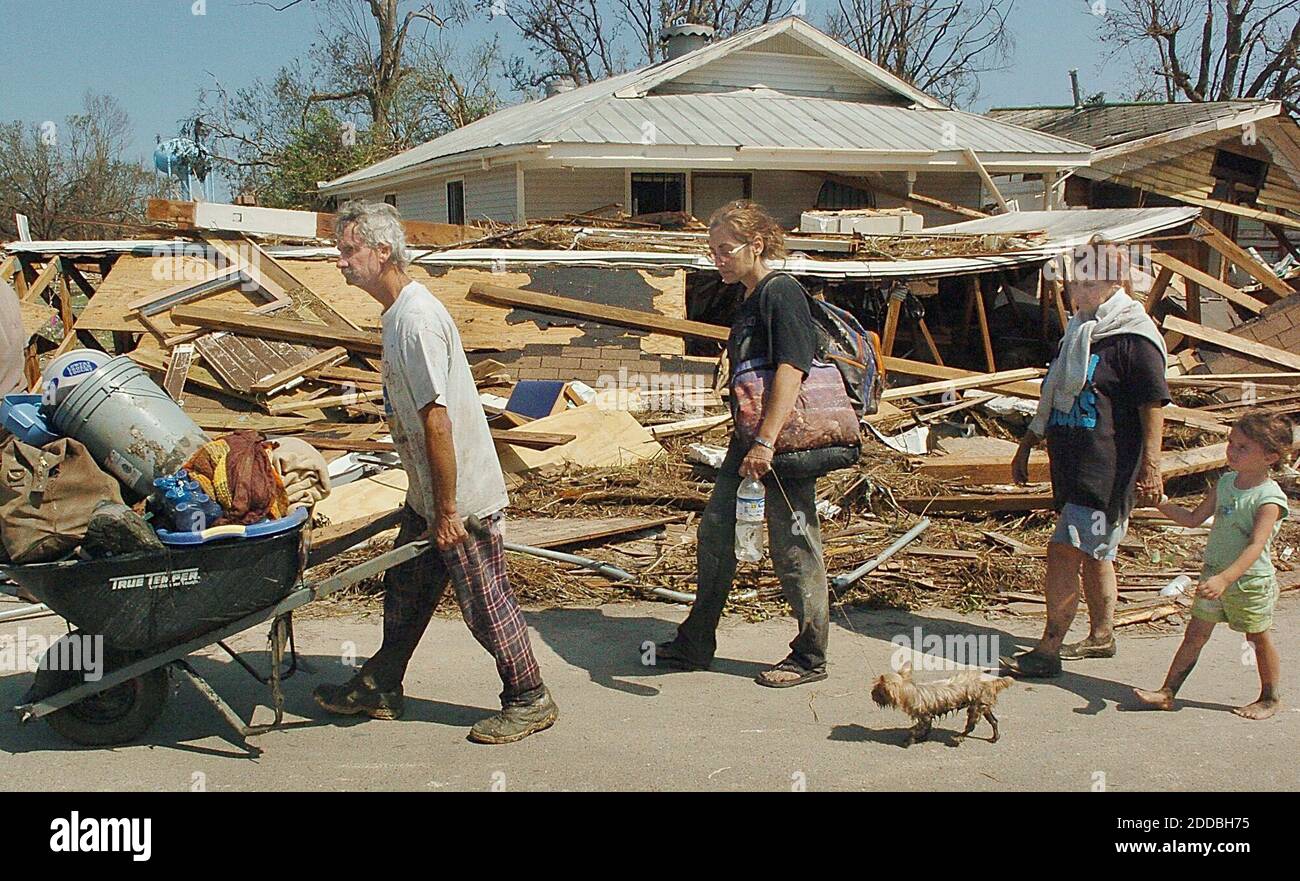 KEIN FILM, KEIN VIDEO, KEIN TV, KEINE DOKUMENTATION - Larry Ferrill (links) Debra Height, Helen Walkman und Hanna Mays, 5, machen sich auf den Weg in die Howard Street, nachdem sie Gegenstände aus dem, was von ihrem Haus in East Biloxi, Mississippi, am Dienstag Morgen, dem 30. August 2005 nach den Huren des Hurrikans Katrina, gesammelt hatten. Foto von Patrick Schneider/Charlotte Observer/KRT/ABACAPRESS.COM Stockfoto