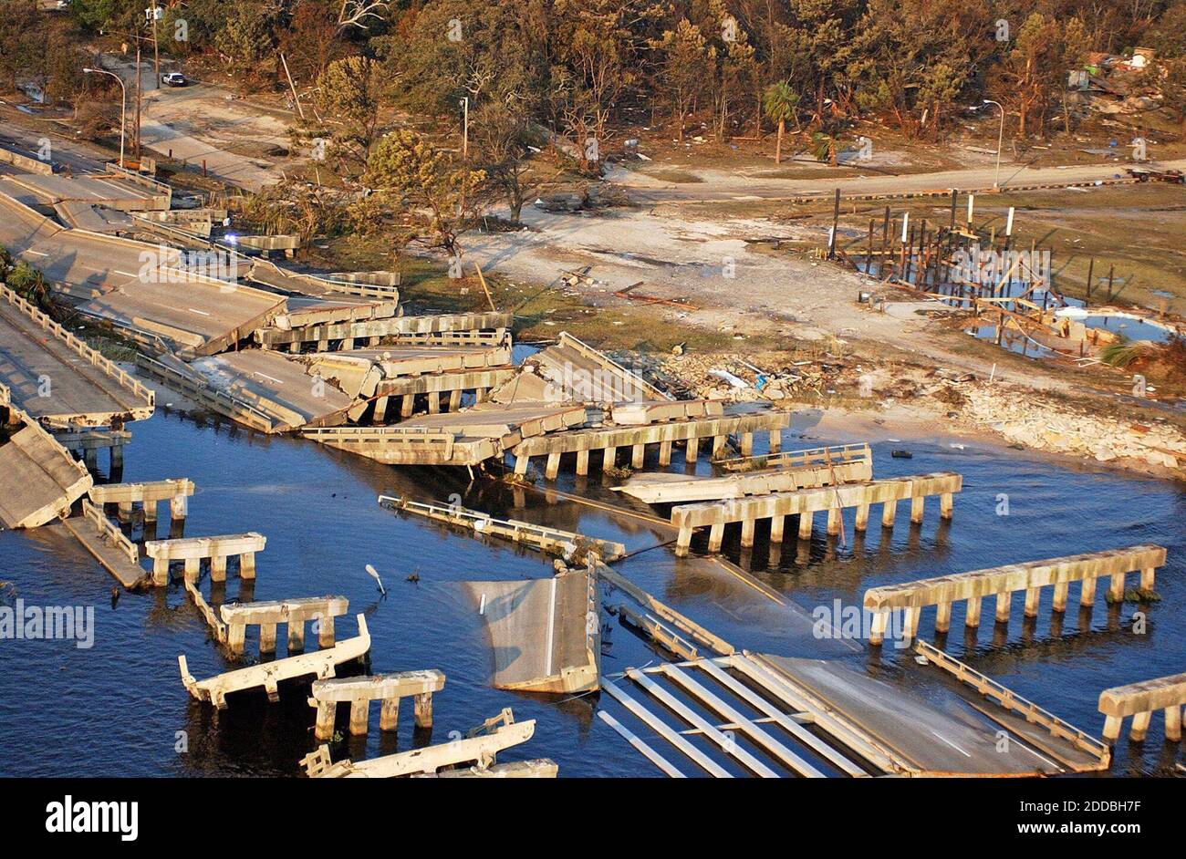 KEIN FILM, KEIN VIDEO, KEIN Fernsehen, KEINE DOKUMENTATION - The Ocean Springs, Mississippi, Yacht Club, rechts, wurde zusammen mit der US 90 Ocean Springs Brücke vom Ansturm des Hurrikans Katrina weggespült, der am Montag, 29. August 2005, an der Mississippi Golfküste landeten. Foto von David Purdy/Biloxi Sun Herald/KRT/ABACAPRESS.COM Stockfoto