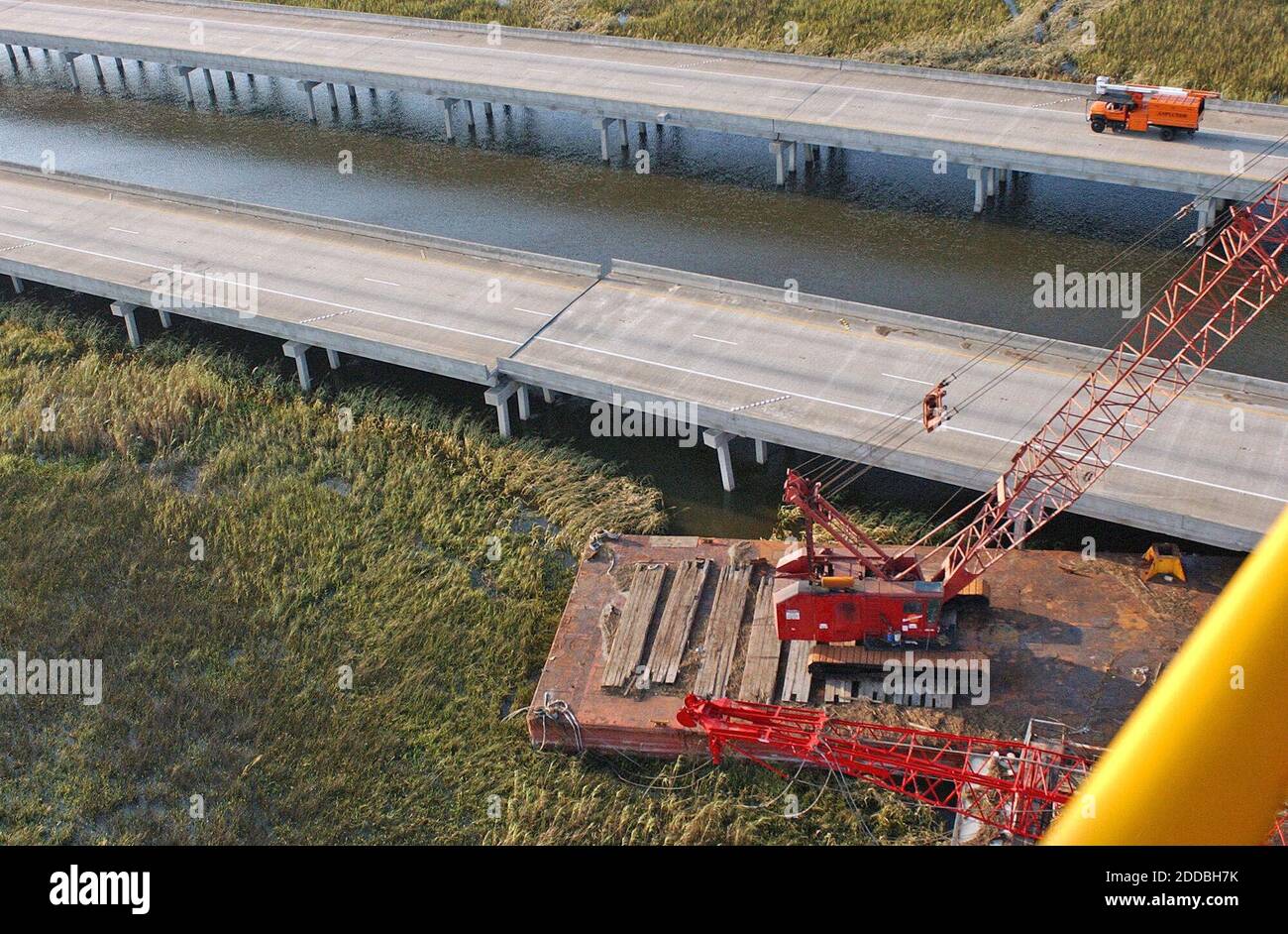 KEIN FILM, KEIN VIDEO, KEIN Fernsehen, KEINE DOKUMENTATION - Interstate I-10 nach Osten über den Pascagoula River in der Nähe von Moss Point, Mississippi, wurde beschädigt, als ein Lastkahn mit einem verlängerten Kran die Brücke traf, als Hurrikan Katrina die Mississippi Golfküste am Montag, 29. August 2005 traf. Foto von David Purdy/Biloxi Sun Herald/KRT/ABACAPRESS.COM Stockfoto