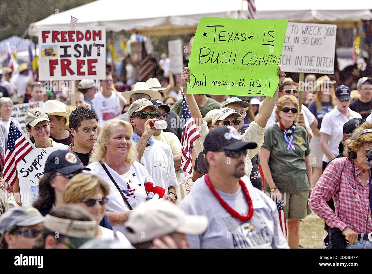 KEIN FILM, KEIN VIDEO, KEIN Fernsehen, KEIN DOKUMENTARFILM - Bush-Unterstützer versammeln sich am 27. August 2005 zur Karawane "Du sprichst nicht für mich, Cindy" im Crawford Community Center in Crawford, Texas. Pro-Bush-Anhänger und Anti-Kriegs-Demonstranten hielten am Samstag Kundgebungen in der Nähe des Urlaubshauses des Präsidenten ab. Foto von Darrell Byers, Fort Worth Star Telegram/KRT/ABACAPRESS.COM Stockfoto