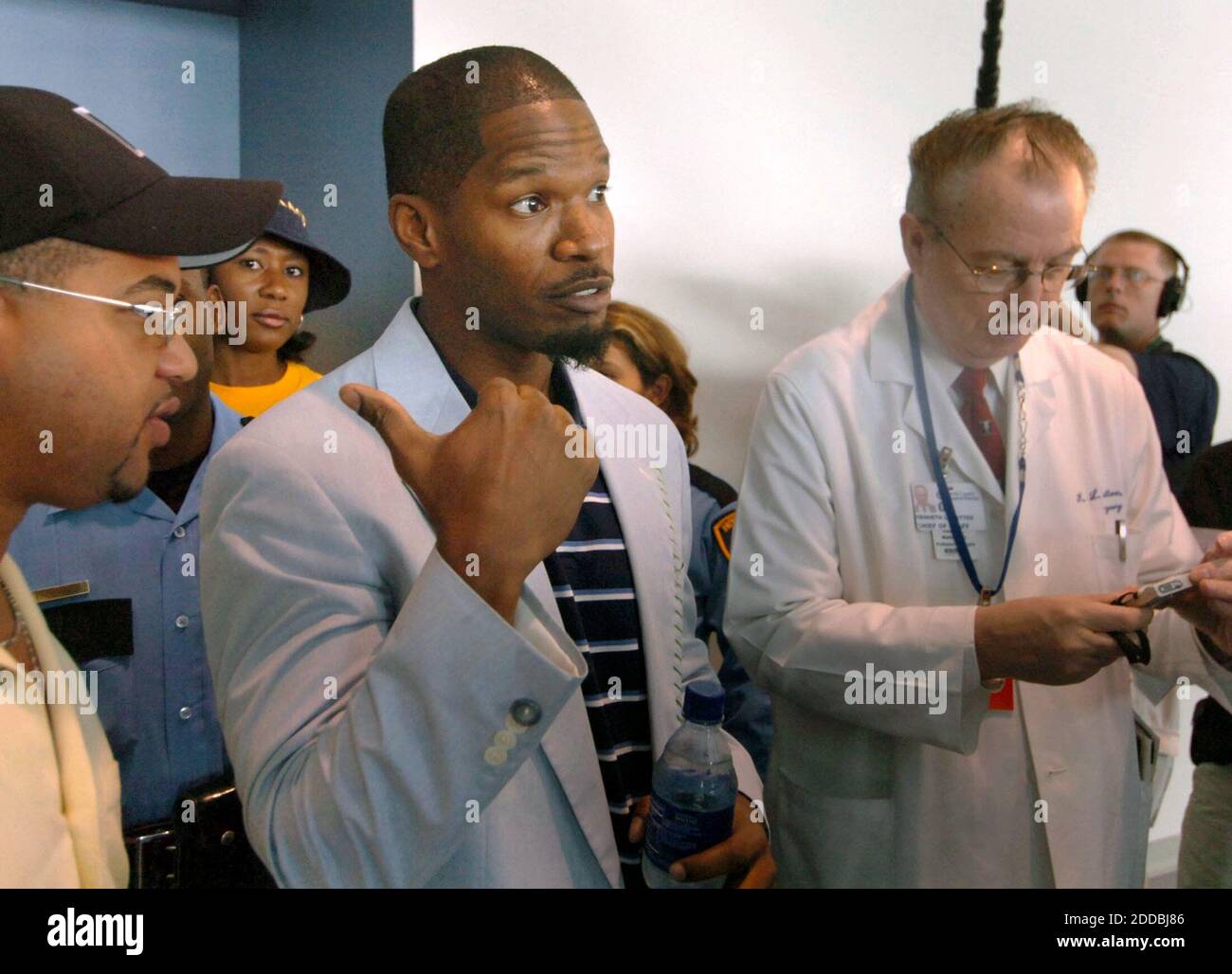 KEIN FILM, KEIN VIDEO, KEIN Fernsehen, KEIN DOKUMENTARFILM - der US-Schauspieler Jamie Foxx (C) kommt am Dienstag, den 6. September 2005, um den Astrodome in Houston, Texas, zu besuchen. Beamte sagten, dass 16,000 Evakuierte des Hurrikans Katrina immer noch in der Arena lebten, wobei Tausende mehr an anderen Standorten in Houston geschützt waren. Foto von Jim MacMillan/Philadelphia Daily News/KRT/ABACAPRESS.COM. Stockfoto