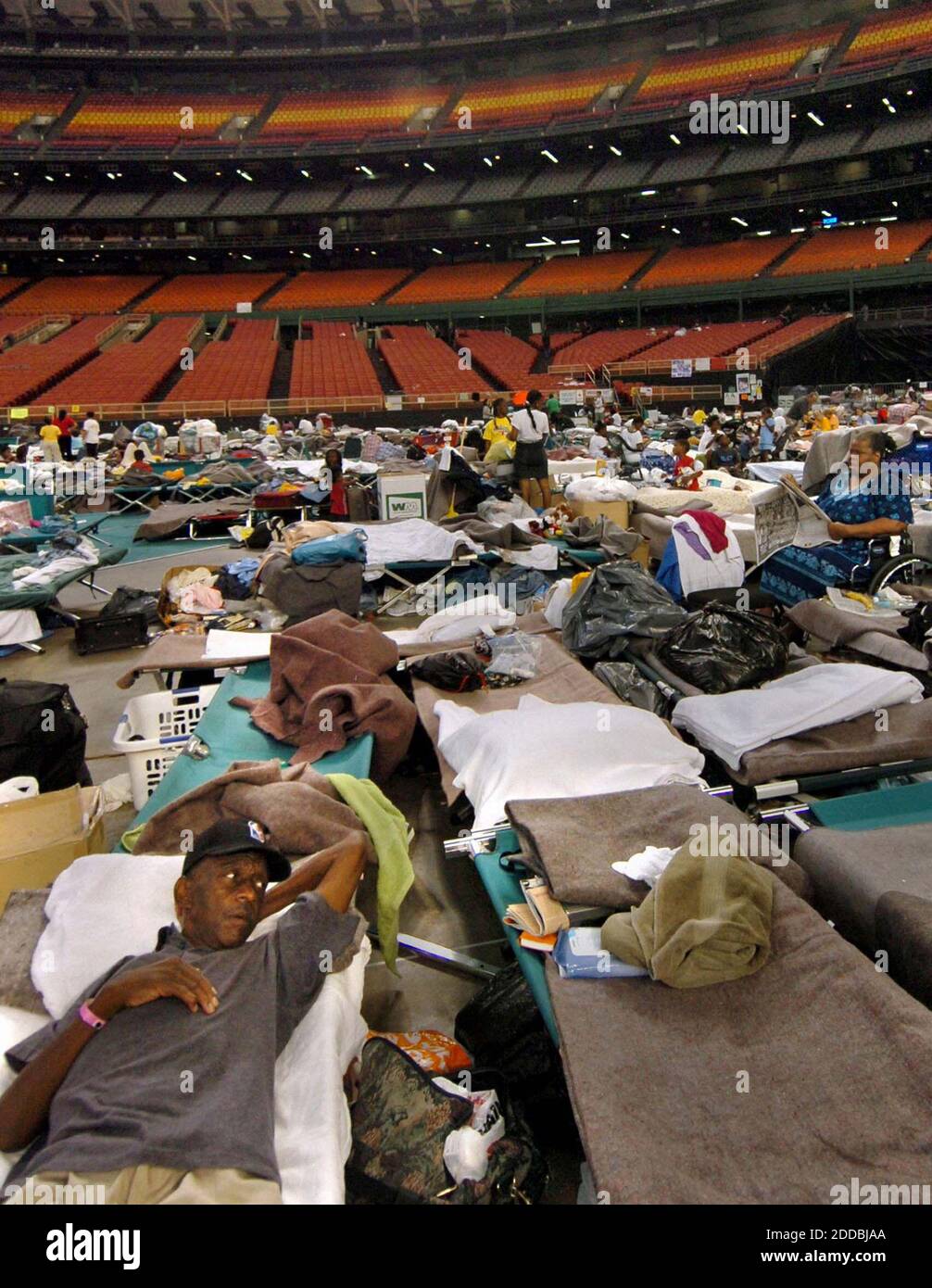 KEIN FILM, KEIN VIDEO, KEIN Fernsehen, KEIN DOKUMENTARFILM - Mehr als 7,000 Evakuierte des Hurrikans Katrina sind noch am Freitag, den 9. September 2005 im Astrodome in Houston, Texas, untergebracht. Foto von Jim Macmillan/Philadelphia Daily News/KRT/ABACAPRESS.COM Stockfoto