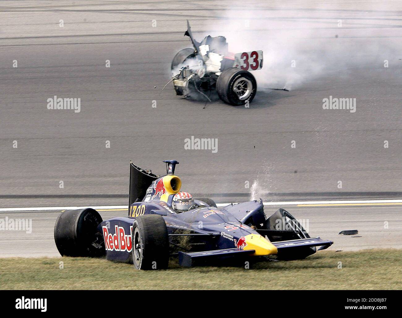 KEIN FILM, KEIN VIDEO, KEIN TV, KEIN DOKUMENTARFILM - der US-Amerikaner Alex Barron (51) verliert die Kontrolle über sein Auto, nachdem er am 11. September 2005 beim Peak Antifreeze Indy 300 Rennen auf dem Chicagoland Speedway in Joliet, Illinois, USA, mit dem US-Amerikaner Ryan Briscoe (33) zusammenstieß. Foto von Nuccio Dinuzzo/Chicago Tribune/KRT/Cameleon/ABACAPRESS.COM Stockfoto