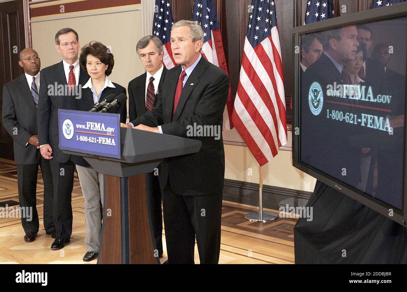 KEIN FILM, KEIN VIDEO, KEIN Fernsehen, KEIN DOKUMENTARFILM - US-Präsident George W. Bush spricht am Donnerstag, 8. September 2005, im Eisenhower Executive Office Building in Washington DC, USA. Bush, der wegen der Reaktion der Regierung auf die Verwüstung durch den Hurrikan Katrina unter Beschuss geraten war, kündigte Initiativen an, die darauf abzielten, den Menschen "wieder auf die Beine zu kommen". Zu ihm kommen die Kabinettsmitglieder (L-R), der Minister für Wohnungsbau und Stadtentwicklung Alphonso Jackson, der Minister für Gesundheit und menschliche Dienste Michael Leavitt, die Arbeitsministerin Elaine Chao und der Sekretär für Agrarkultur Mike Johanns. Foto von Chuck Kennedy/KRT/ab Stockfoto