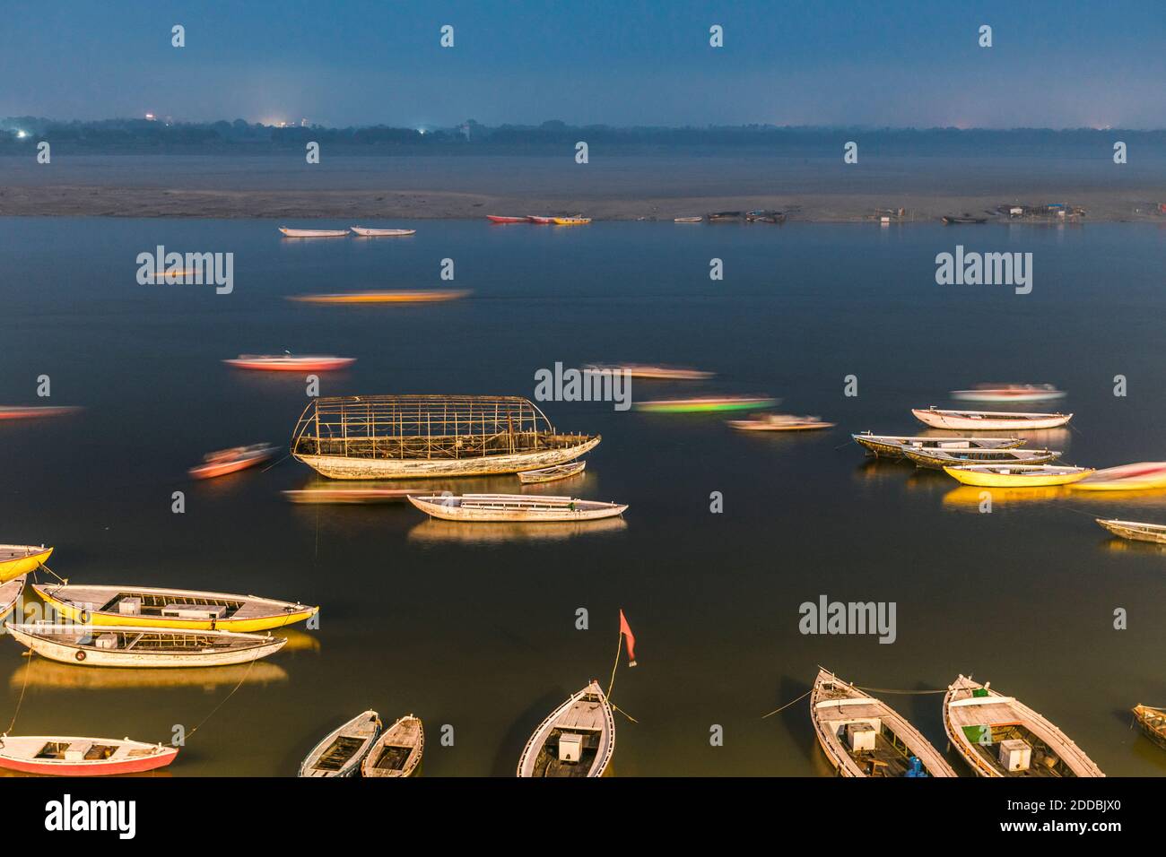 Indien, Uttar Pradesh, Varanasi, Boote im Fluss Ganges in der Dämmerung Stockfoto