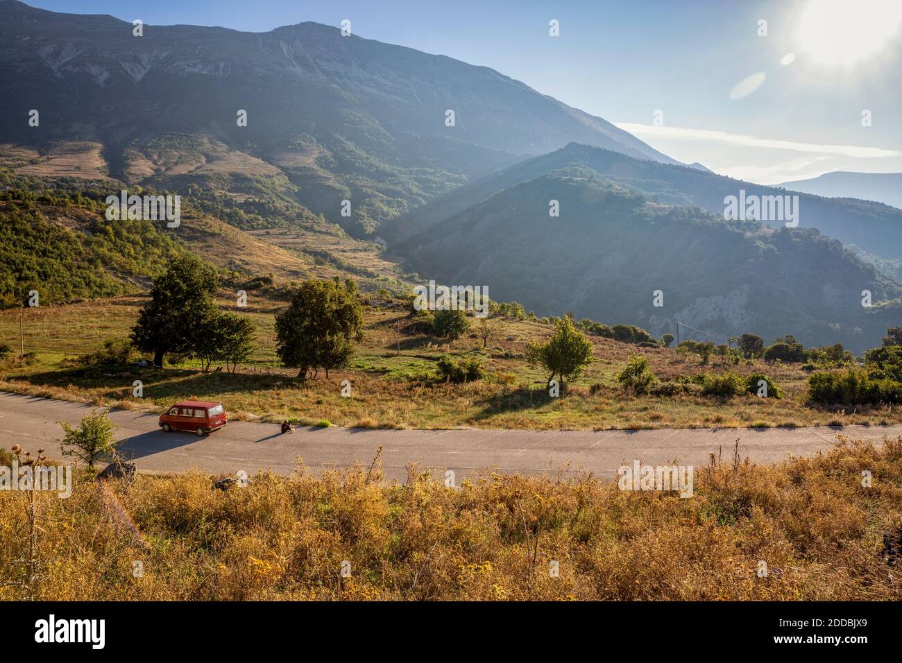 Sommersonne über der Alpenstraße Stockfoto