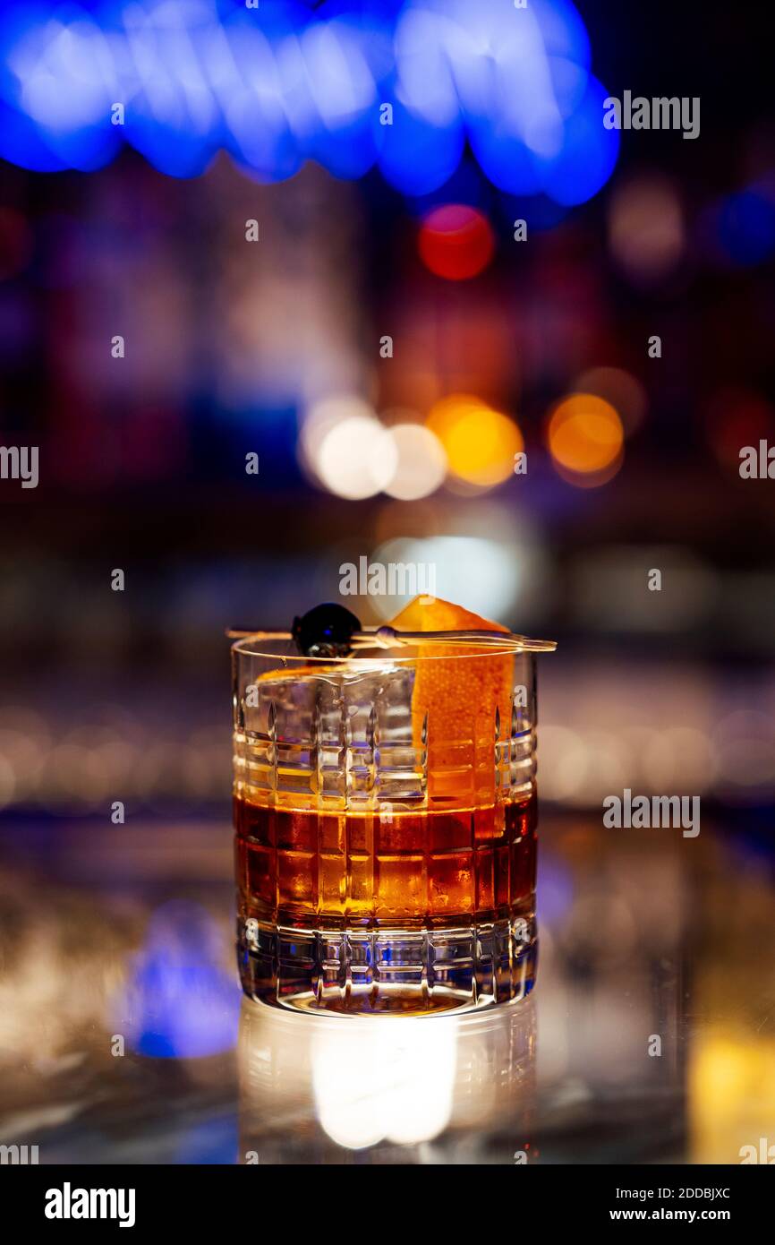 Glas braun gefärbten Cocktail mit Oliven Stockfoto