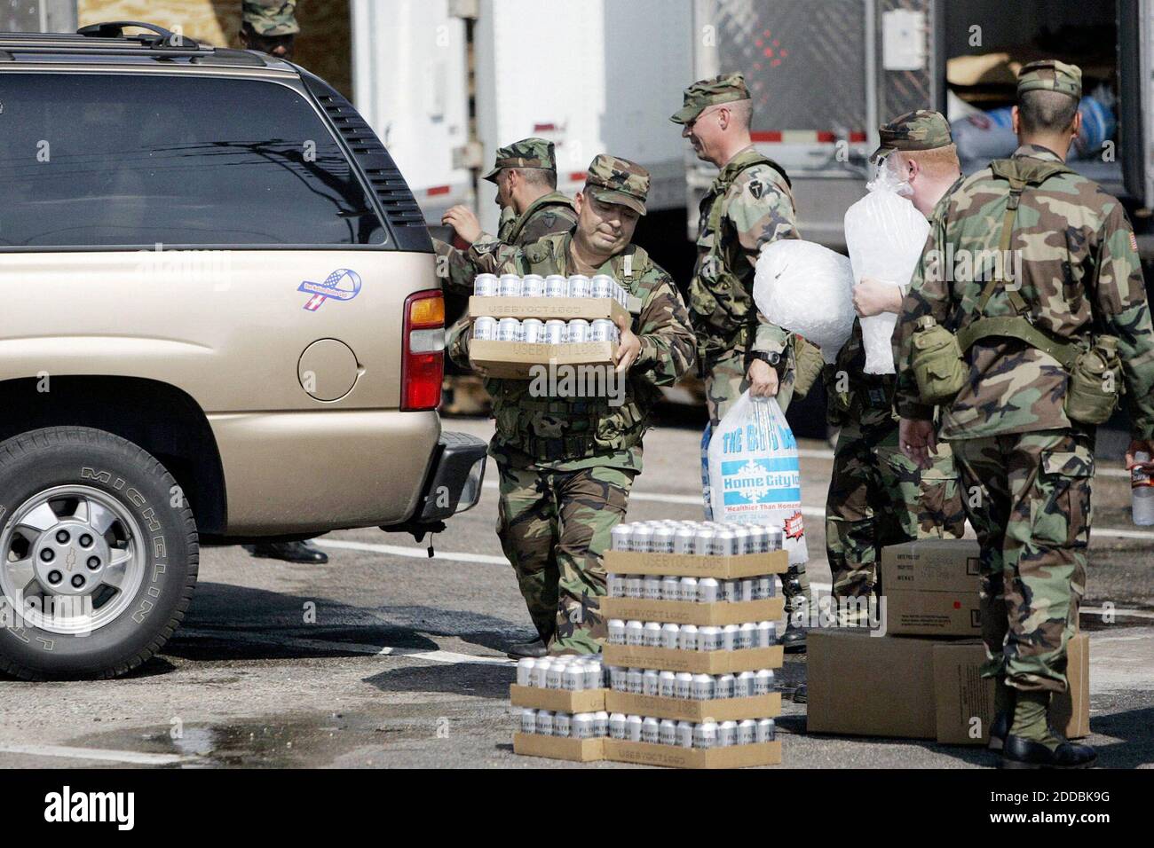 KEIN FILM, KEIN VIDEO, KEIN Fernsehen, KEIN DOKUMENTARFILM - Soldaten der Texas Army National Guard übergeben am 25. September 2005 Wasser, Eis und MREs an Menschen in Autos in Liberty, Texas. Foto von David Swanson/Philadelphia Inquirer/KRT/ABACAPRESS.COM Stockfoto