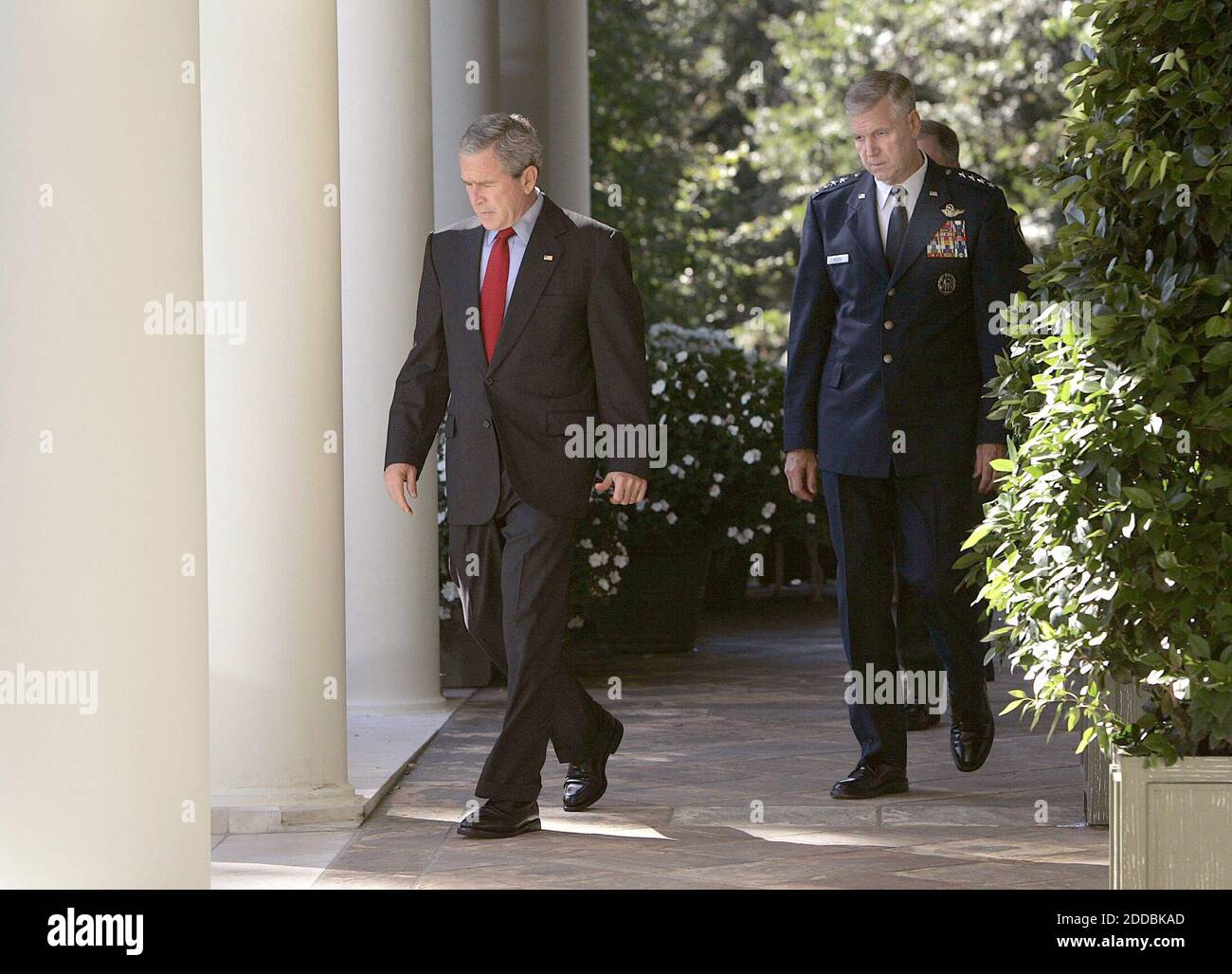 KEIN FILM, KEIN VIDEO, KEIN Fernsehen, KEIN DOKUMENTARFILM - Präsident George W. Bush wird von General Richard Myers, dem Vorsitzenden der Joint Chiefs of Staff, gefolgt, als er am Mittwoch, dem 28. September 2005, zum Rosengarten im Weißen Haus geht, Eine Erklärung zum Terrorismus und zum Krieg im Irak abzugeben. Foto von Chuck Kennedy/KRT/ABACAPRESS.COM Stockfoto