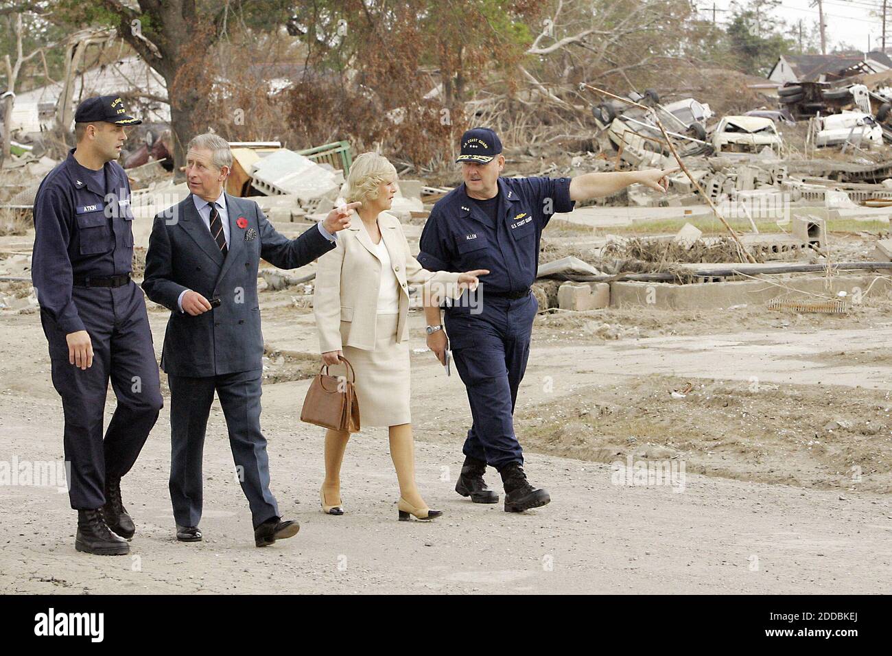 KEIN FILM, KEIN VIDEO, KEIN Fernsehen, KEINE DOKUMENTATION - Prinz Charles und seine Frau Camilla, Herzogin von Cornwall, besuchten am Freitag, den 4. November 2005, den Lower 9th ward in New Orleans, Louisiana, in der Nähe des Industrial Canal Deiche, um die Schäden des Hurrikans Katrina zu sehen. Der britische Prinz Charles spricht mit dem US-amerikanischen Küstenwache-Kapitän Tom Atkin, während seine Frau Camilla, Herzogin von Cornwall, mit dem Vizeadmiral der Küstenwache Thad Allen spricht. Foto von Chris Oberholtz/Kansas City Star/KRT/ABACAPRESS.COM Stockfoto