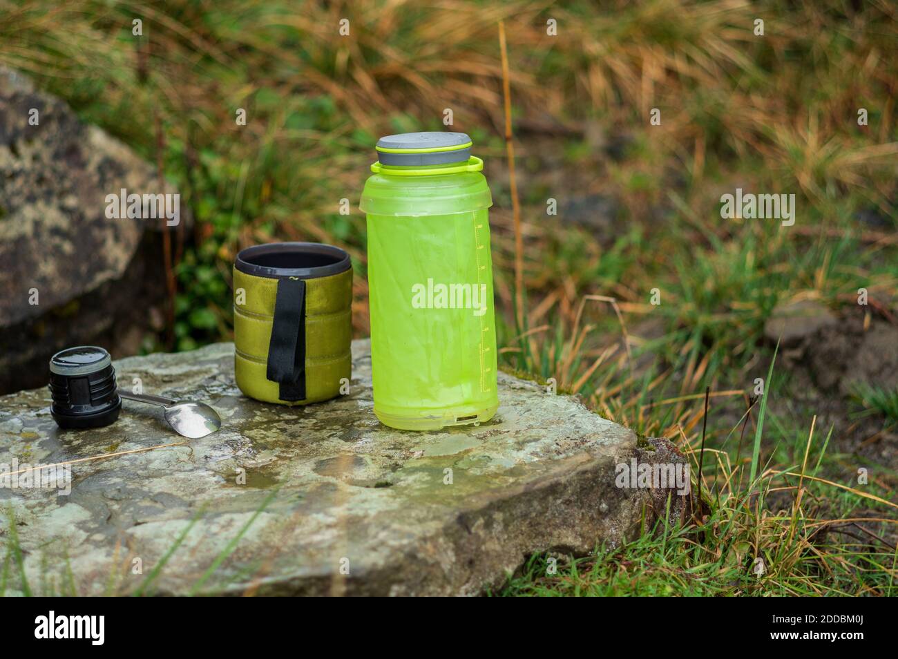 Ultraleichtes Kochgeschirr für Reisewasser. Leichte Silikon-Wasserflasche. Stockfoto