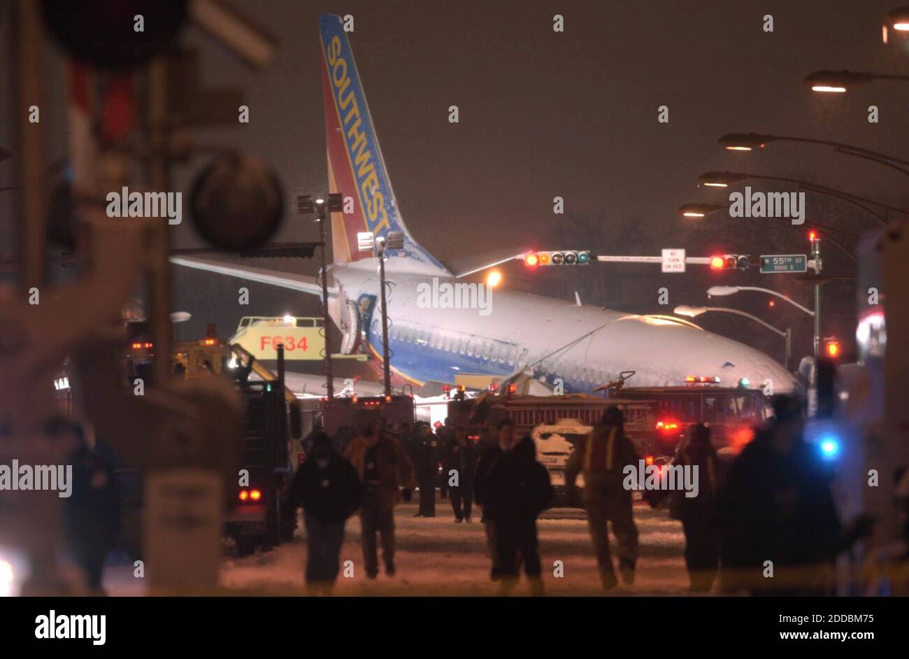 KEIN FILM, KEIN VIDEO, KEIN TV, KEINE DOKUMENTATION - Southwest Airlines Flug 1248 aus Baltimore, gezeigt in diesem WGN-TV Framegriff, rutschte von der Start- und Landebahn ab und überquerte am Donnerstag, 8. Dezember 2005, die Kreuzung von 55th und Central am Chicago Midway Airport, IL. Foto mit freundlicher Genehmigung von WGN-TV VIA Chicago Tribune/KRT/ABACAPRESS.COM Stockfoto