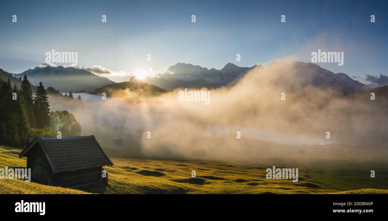 Dichter Nebel umhüllt den Geroldsee bei Herbstsonnenaufgang Stockfoto