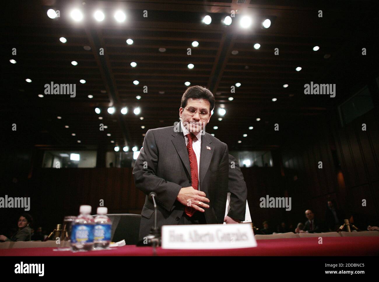 KEIN FILM, KEIN VIDEO, KEIN Fernsehen, KEINE DOKUMENTATION - US-Generalstaatsanwalt Alberto Gonzales kehrt aus einer Pause zurück, um vor dem Justizausschuss des Senats auf dem Capitol Hill in Washington, 6. Februar 2006, auszusprechen. Gonzales verteidigte das innenpolitische Abhörprogramm der Bush-Administration als unverzichtbares Instrument, um das Land vor Terrorismus zu schützen, indem es Anschuldigungen leugnete, dass das Weiße Haus gegen das Gesetz verstoßen hat. Es wird erwartet, dass die Anhörung äußerst kämpferisch sein wird, wobei sowohl Republikaner als auch Demokraten das Programm inländischer Lauschangriffe ohne Gerichtsbeschluss in Frage stellen. Foto von Chuck Kennedy/KRT/ABACAPRESS.COM Stockfoto