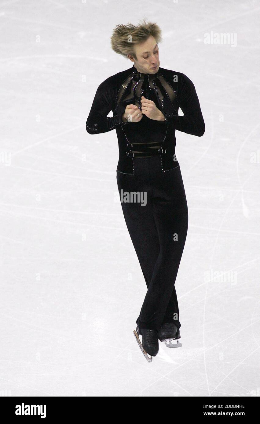 KEIN FILM, KEIN VIDEO, KEIN Fernsehen, KEIN DOKUMENTARFILM - Evgeni Plushenko tritt während seines Kurzprogramms für die Olympischen Winterspiele 2006 Figure Skating am Dienstag, den 14. Februar 2006 in Palavela in Turin auf. Foto von Barbara Johnston/Philadelphia Inquirer/KRT/Cameleon/ABACAPRESS.COM Stockfoto