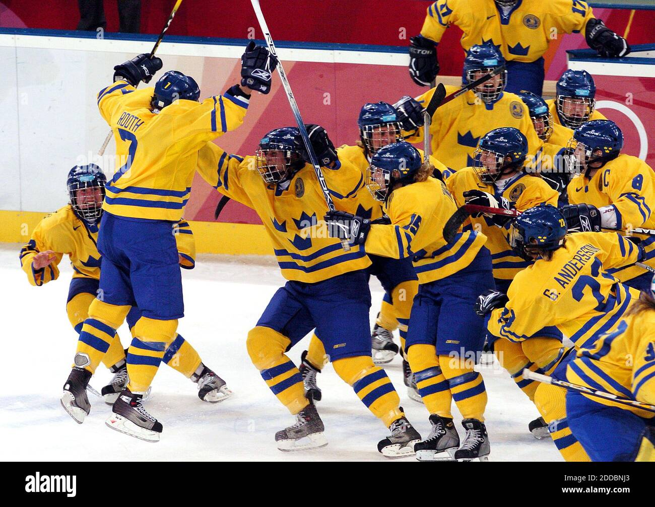 KEIN FILM, KEIN VIDEO, KEIN Fernsehen, KEINE DOKUMENTATION - Mitglieder des schwedischen Hockeyteams feiern Maria Booths (7) Spiel-Siegepunkt, das Team USA in einem Halbfinale zu schlagen, am 17. Februar 2006 im Palasport Olimpico in Turin, Italien, während der Olympischen Winterspiele 2006. Foto von Sherri Larose/St. Paul Pioneer Press/KRT/Cameleon/ABACAPRESS.COM Stockfoto