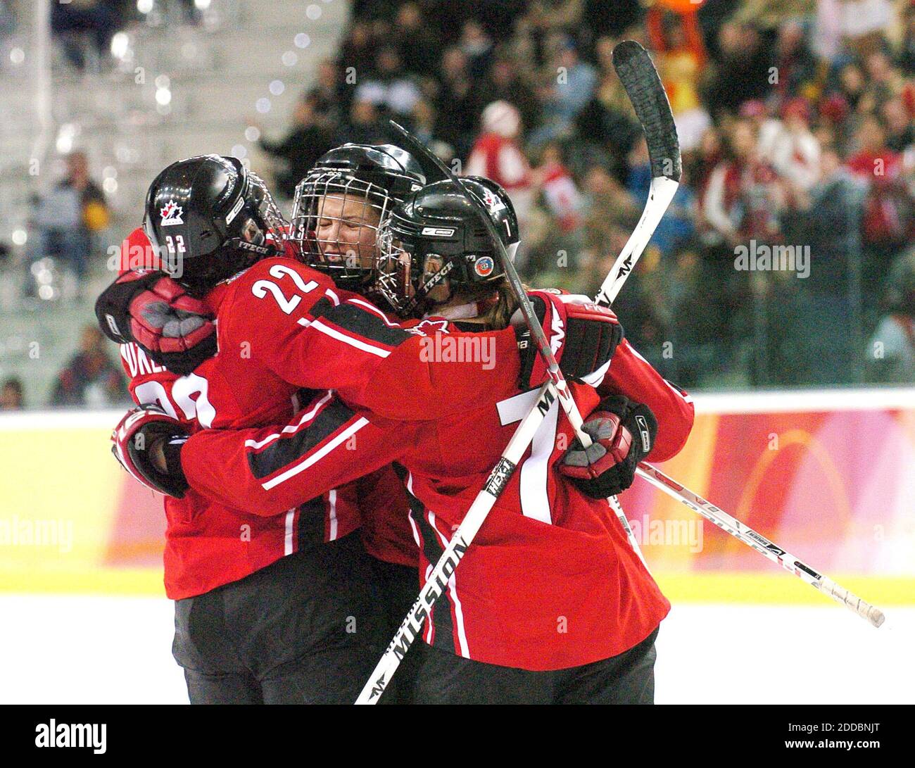 KEIN FILM, KEIN VIDEO, KEIN TV, KEIN DOKUMENTARFILM - Kanadas Cassie Campbell (77), Back und Cherie Piper (7) feiern ein zweites Tor von Hayley Wickenheiser (22) während ihres Halbfinalspiels gegen Finnland am Freitag, den 17. Februar 2006 im Palasport Olimpico in Turin, Italien, während der Olympischen Winterspiele 2006. Foto von Sherri Larose/St. Paul Pioneer Press/KRT/Cameleon/ABACAPRESS.COM Stockfoto