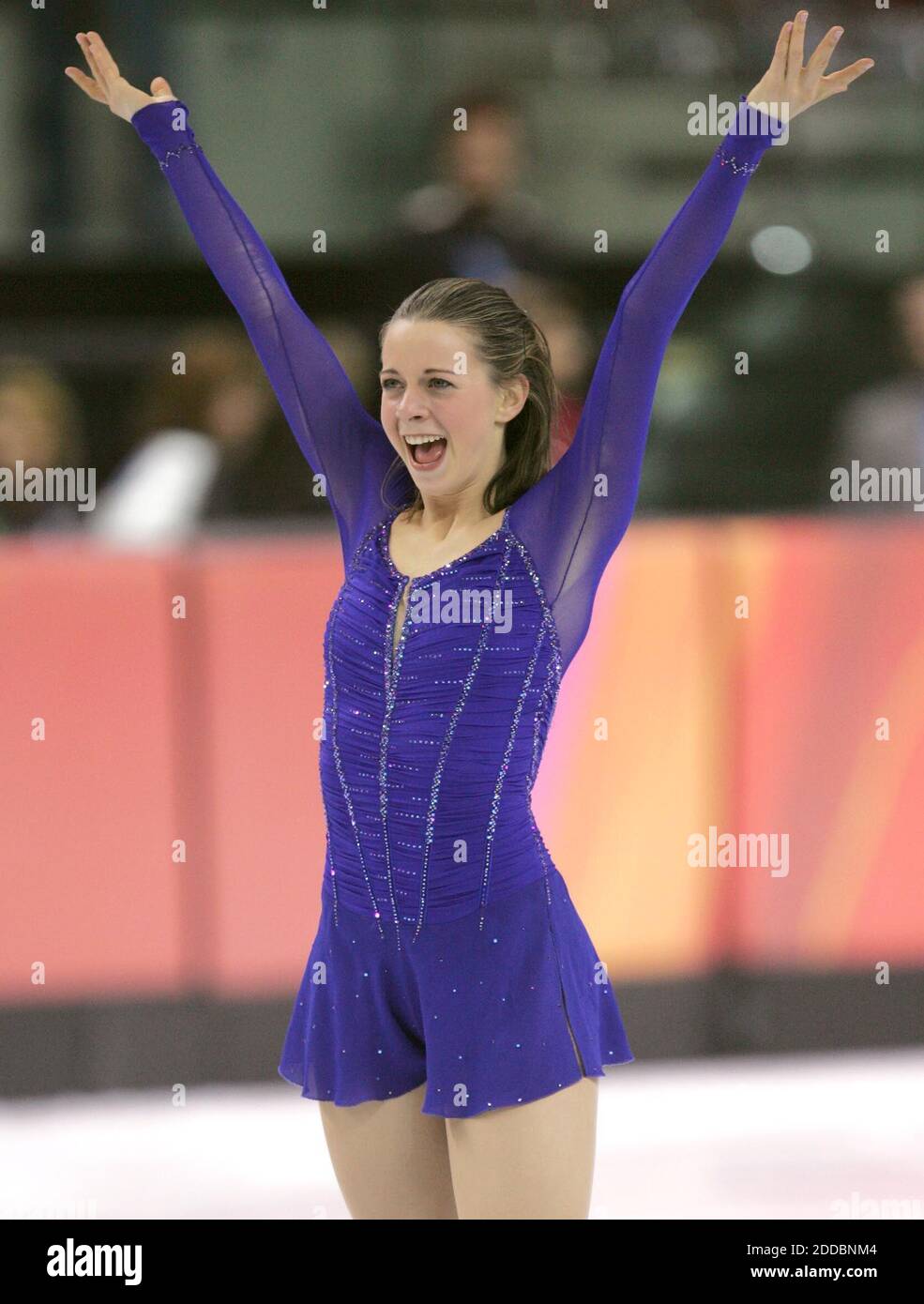 KEIN FILM, KEIN VIDEO, KEIN TV, KEIN DOKUMENTARFILM - Emily Hughes aus den USA feiert nach ihrem Auftritt während des Ladies' Free Skating Kurzprogramms Dienstag, bei den XX Olympischen Winterspielen, am 21. Februar 2006 in Palavela in Turin, Italien, am 20. Februar 2006. Foto von Ron Jenkins/Fort Worth Star-Telegram/KRT/Cameleon/ABACAPRESS.COM Stockfoto