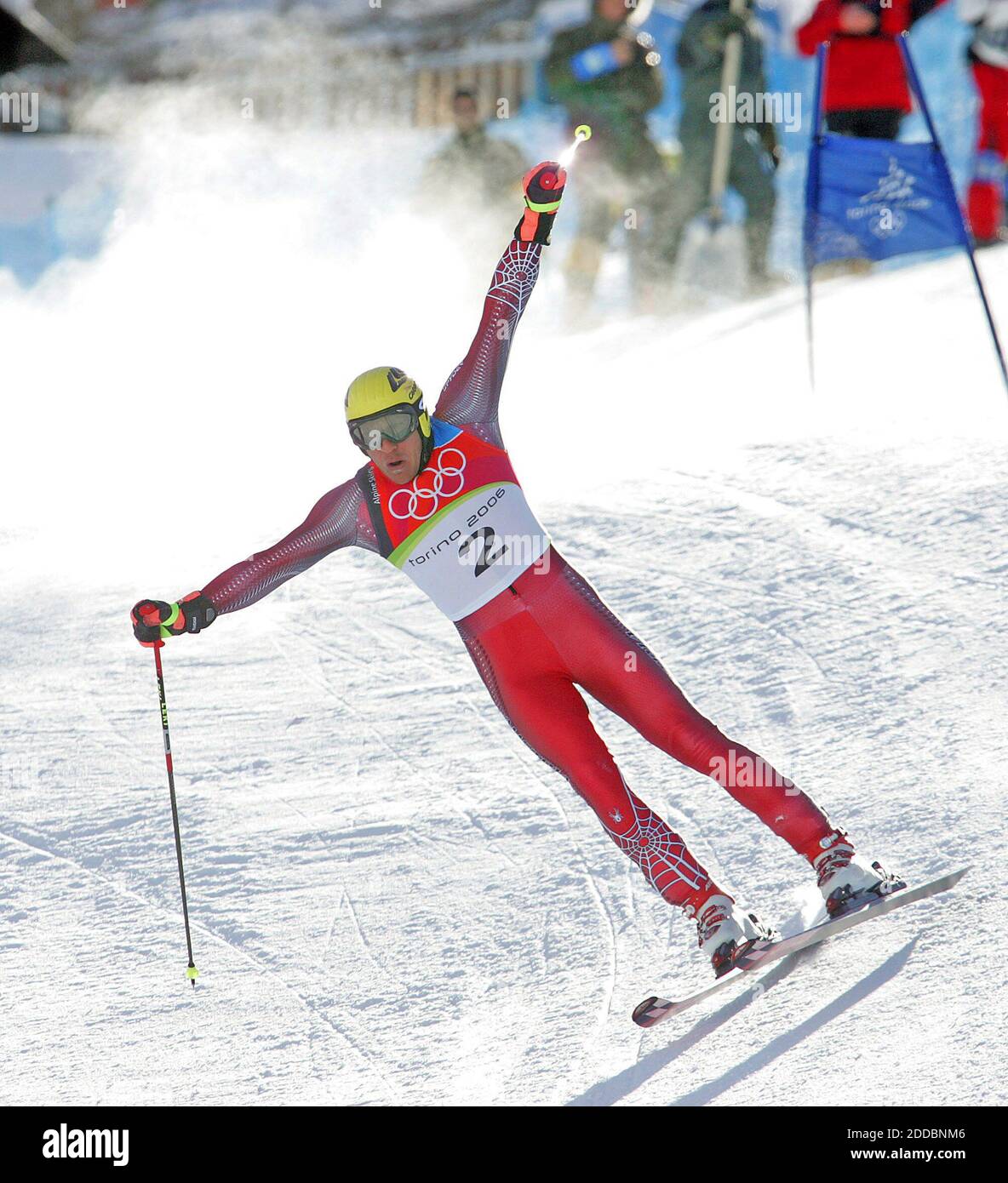 KEIN FILM, KEIN VIDEO, KEIN Fernsehen, KEIN DOKUMENTARFILM - Hermann Maier von Österreich fährt beim ersten Lauf des Herren-Riesenslaloms in Sestriere Colle, bei den XX Olympischen Winterspielen, in Turin, Italien, am 20. Februar 2006 die Strecke hinunter. Foto von Ron Jenkins./ Fort Worth Star-Telegram/ KRT/Cameleon/ABACAPRESS.COM Stockfoto