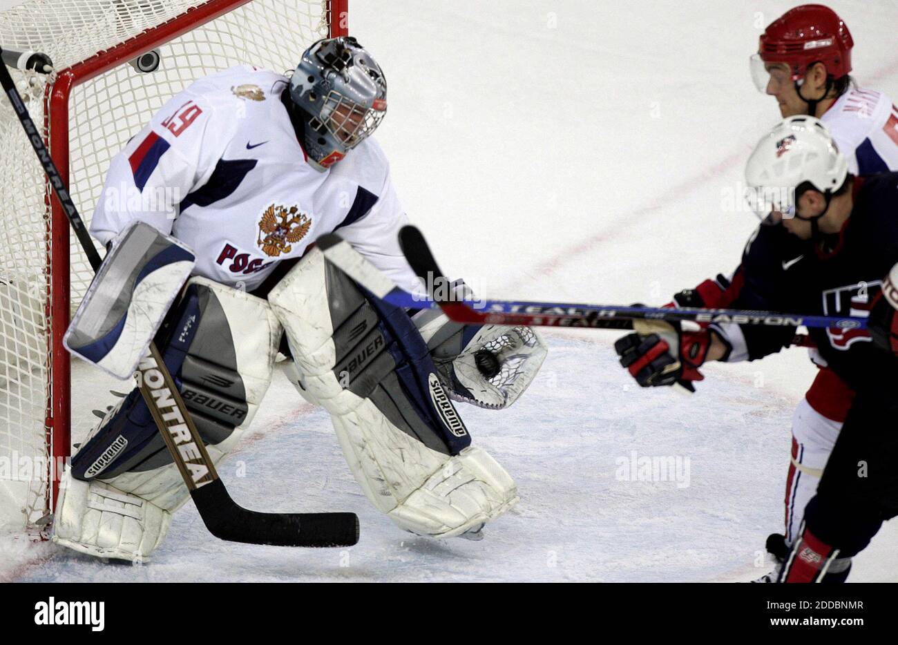 KEIN FILM, KEIN VIDEO, KEIN Fernsehen, KEIN DOKUMENTARFILM - der russische Torhüter Evgeni Nabokov fängt beim Sieg Russlands über die USA 5-4 in einer Vorrunde des Herren-Eishockeys in Palasport Olimpico bei den Olympischen Winterspielen 2006 in Turin, Italien, am 21. Februar 2006 einen Puck für einen Spar ein. Russland gewann 5:4. Foto von Gary Reyes/San Jose Mercury News/KRT/Cameleon/ABACAPRESS.COM Stockfoto