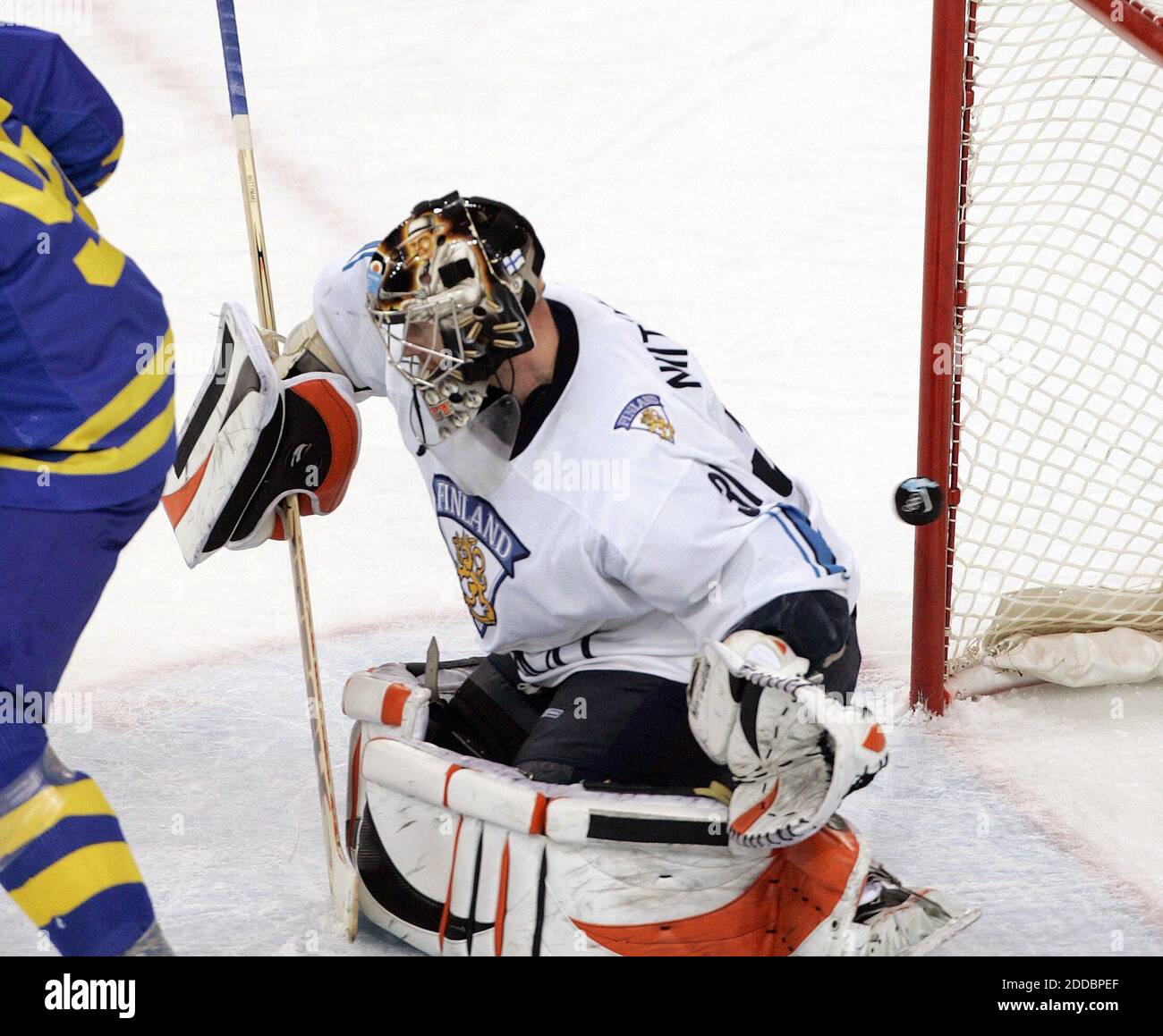 KEIN FILM, KEIN VIDEO, KEIN Fernsehen, KEIN DOKUMENTARFILM - Goalie Antero Niittymaki aus Finnland kann dieses Tor von Niklas Kronwall aus Schweden (nicht gesehen) während der zweiten Periode des Goldmedaille-Eishockeyspiels der Olympischen Winterspiele 2006 am 26. Februar 2006 im Palasport Olimpico in Turin, Italien, nicht stoppen. Schweden gewann die Goldmedaille mit einem Endstand von 3 - 2. Foto von Gary Reyes/San Jose Mercury News/KRT/Cameleon/ABACAPRESS.COM Stockfoto