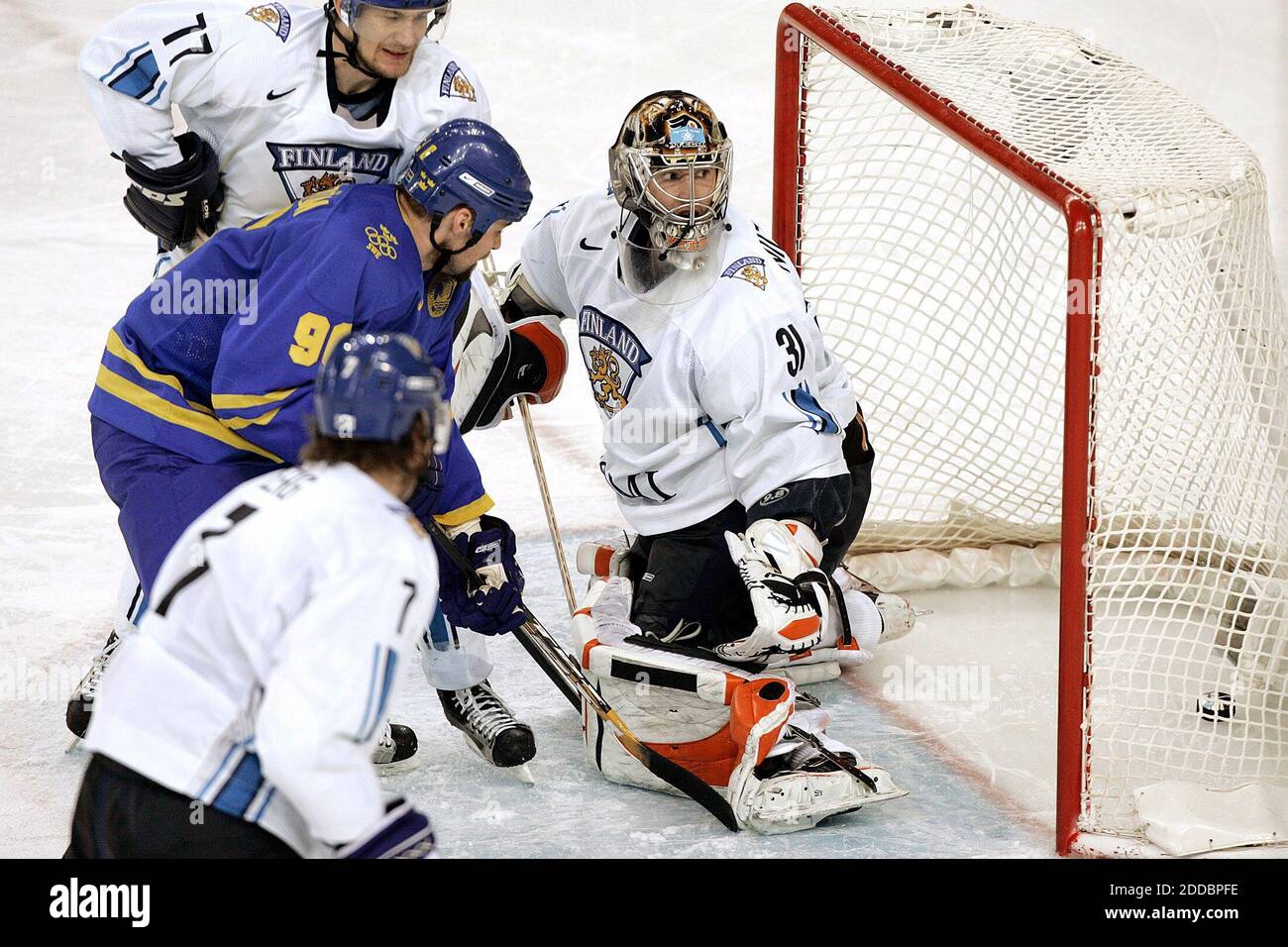 KEIN FILM, KEIN VIDEO, KEIN Fernsehen, KEINE DOKUMENTATION - Tomas Holmstrom (96) aus Schweden und Torwart Antero Niittymaki aus Finnland sehen ein Machtspiel-Tor von Henrik Zetterberg (nicht abgebildet) in der zweiten Periode des Goldmedaille-Eishockeyspiels der Olympischen Winterspiele 2006 am 26. Februar, 2006 im Palasport Olimpico in Turin, Italien. Schweden gewann das Gold mit einem Endstand von 3 - 2. Foto von Gary Reyes/San Jose Mercury News/KRT/Cameleon/ABACAPRESS.COM Stockfoto