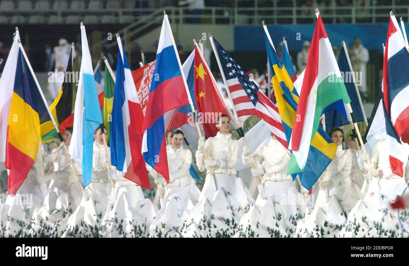 KEIN FILM, KEIN VIDEO, KEIN Fernsehen, KEIN DOKUMENTARFILM - Menschen mit Flaggen aus verschiedenen Ländern betreten das Stadion während der Parade der Athleten bei den Abschlusszeremonien der Olympischen Winterspiele 2006 Sonntag, 26. Februar 2006 im Olympiastadion in Turin, Italien. Foto von Sherri Larose/St. Paul Pioneer Press/KRT/ABACAPRESS.COM Stockfoto