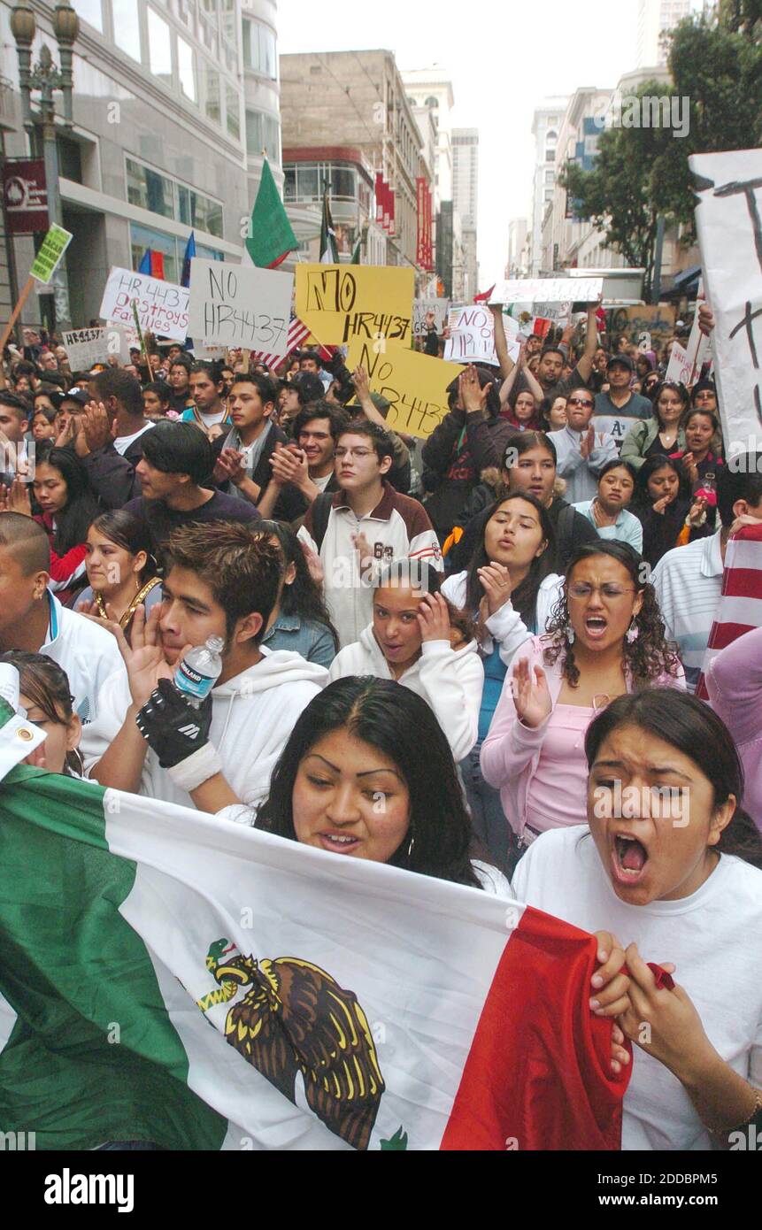 KEIN FILM, KEIN VIDEO, KEIN Fernsehen, KEIN DOKUMENTARFILM - Tausende von Latinos versammeln sich aus dem Büro von Senatorin Dianne Feinstein in der Innenstadt von San Francisco, Kalifornien, um sich dem Hungerstreik und friedensmarsch der Immigranten anzuschließen, Montag, den 27. März 2006. Foto von Bob Larson/Contra Costa Times/KRT/ABACAPRESS.COM Stockfoto