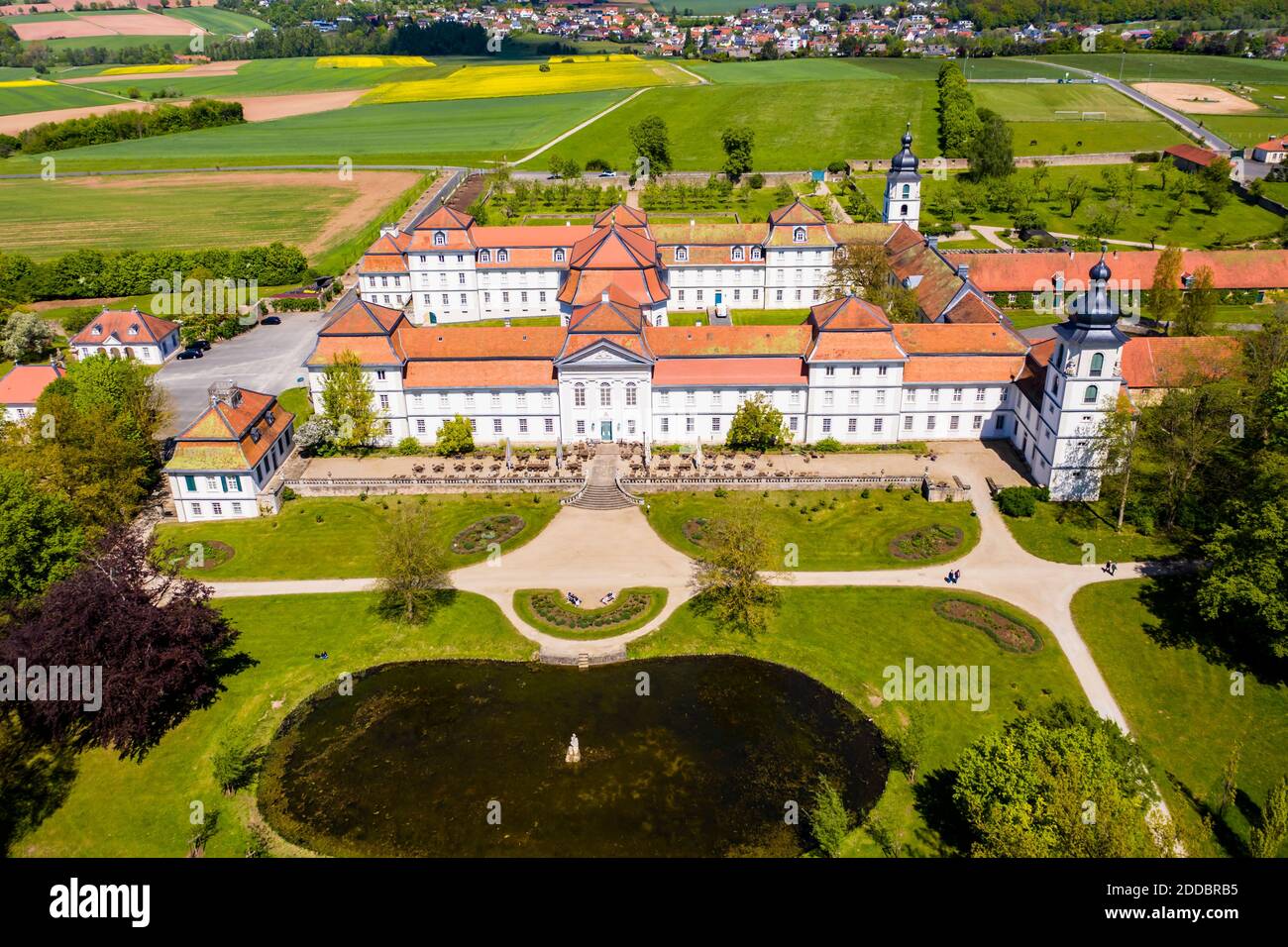 Deutschland, Hessen, Eichenzell, Helikopteransicht des Teiches im formellen Garten von Schloss Fasanerie im Sommer Stockfoto
