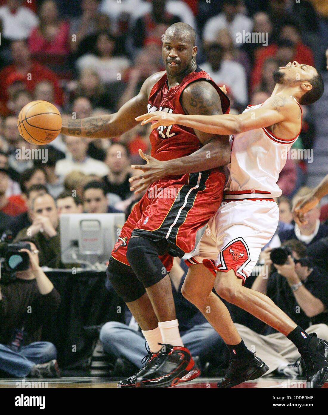 KEIN FILM, KEIN VIDEO, KEIN Fernsehen, KEIN DOKUMENTARFILM - Tyson Chandler von Chicago Bulls (rechts) fällt in der ersten Hälfte auf ein offensives Foul des Miami Heat Center Shaquille O'Neal zurück. Die Bulls besiegten die Hitze, 93-87, in Spiel 4 der ersten Runde der NBA-Playoffs im United Center in Chicago, illinois, Sonntag, 30. April 2006. Foto von Gary W. Green/Orlando Sentinel/KRT/ABACAPRESS.COM Stockfoto