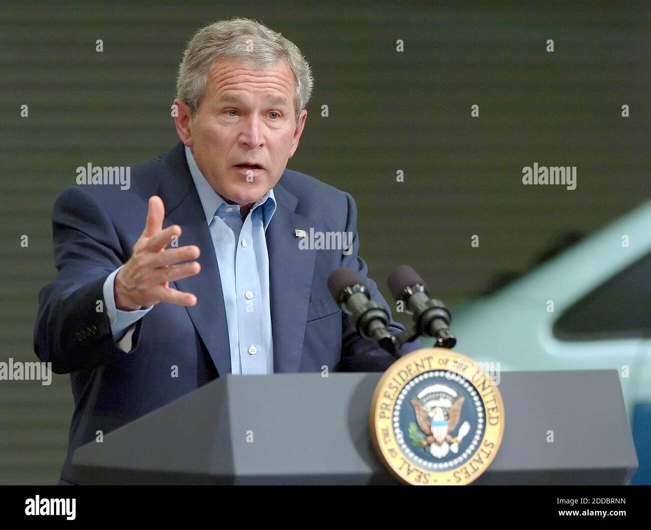 KEIN FILM, KEIN VIDEO, KEIN Fernsehen, KEINE DOKUMENTATION - Präsident George W. Bush Gesten während der Rede in der California Fuel Cell Partnership Anlage, Samstag, 22. April 2006, in West Sacramento, Kalifornien. Foto von Jose Carlos Fajardo/Contra Costa Times/KRT/ABACAPRESS.COM Stockfoto