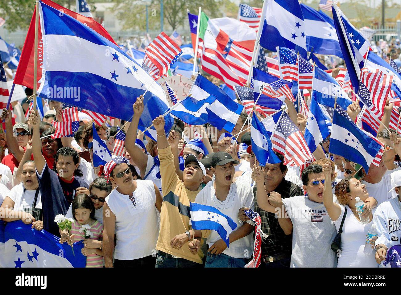 KEIN FILM, KEIN VIDEO, KEIN Fernsehen, KEINE DOKUMENTATION - Tausende von Einwanderern versammelten sich am Montag, den 1. Mai 2006, im Orange Bowl in Miami, Florida, als Teil eines landesweiten Protestes gegen die US-Einwanderungspolitik. Foto von Chuck Fadley/Miami Herald/KRT/ABACAPRESS.COM Stockfoto