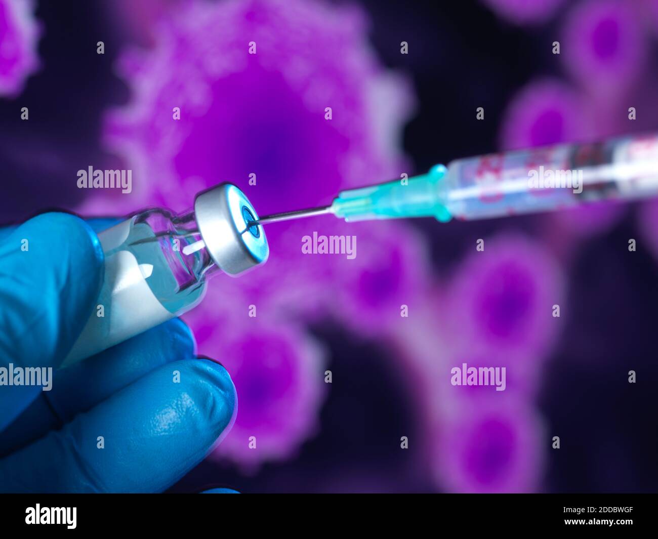 Hand in OP-Handschuh hält Impfstoff für globale Pandemie Stockfoto