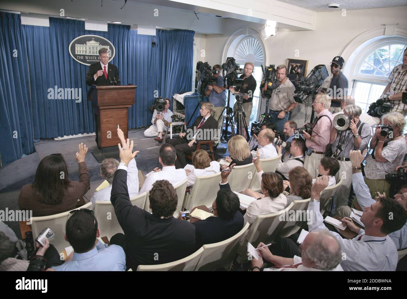 KEIN FILM, KEIN VIDEO, KEIN Fernsehen, KEINE DOKUMENTATION - die Medien versammeln sich für die letzte Briefing im Pressebesprechung Raum im Westflügel des Weißen Hauses Mittwoch, 2. August 2006 in Washington, D.C., während Tony Snow Fragen beantwortet. Das Pressekorps wird diese Woche aus dem Weißen Haus in temporäre Arbeitsbereiche auf der anderen Straßenseite und in Anhängern ziehen, um Platz für größere Renovierungen zu machen, die mindestens neun Monate dauern können. Foto von Chuck Kennedy/MCT/ABACAPRESS.COM Stockfoto