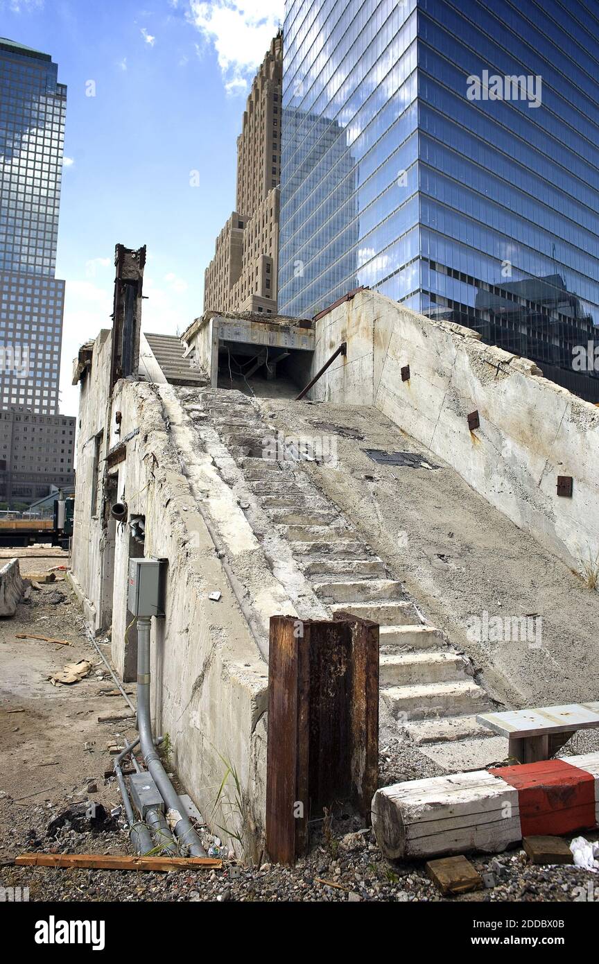 KEIN FILM, KEIN VIDEO, KEIN Fernsehen, KEIN DOKUMENTARFILM - EINE Betontreppe, ein überlebendes Stück des Word Trade Center am Ground Zero in New York City, NY, USA, am 17. August 2006. In den fünf Jahren, seit Terroristen entführte Jets in das World Trade Center und das Pentagon gerammt haben, haben die Amerikaner Unannehmlichkeiten akzeptiert, persönliche Freiheiten geopfert und Milliarden von Dollar für eine Sicherheitskampffälle ausgegeben, die praktisch jeden Aspekt ihres Lebens berührt. Und wir sind immer noch nicht sicher. Foto von Chuck Kennedy/MCT/ABACAPRESS.COM Stockfoto