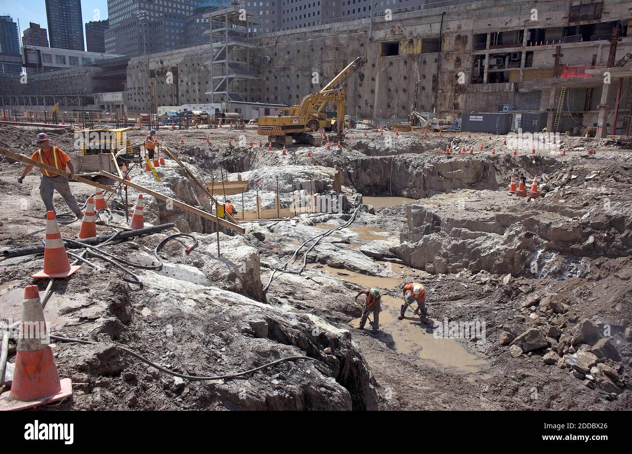 KEIN FILM, KEIN VIDEO, KEIN Fernsehen, KEIN DOKUMENTARFILM - Baucrews arbeiten am 17. August 2006 bei Ground Zero in New York, NY, USA. Der Bau des World Trade Center Memorial and Museum, das bis September 2009 fertig gestellt sein soll, begann heute. In den fünf Jahren, seit Terroristen entführte Jets in das World Trade Center und das Pentagon gerammt haben, haben die Amerikaner Unannehmlichkeiten akzeptiert, persönliche Freiheiten geopfert und Milliarden von Dollar für eine Sicherheitskampffälle ausgegeben, die praktisch jeden Aspekt ihres Lebens berührt. Und wir sind immer noch nicht sicher. Foto von Chuck Kennedy/MCT/ABACAPRESS.CO Stockfoto