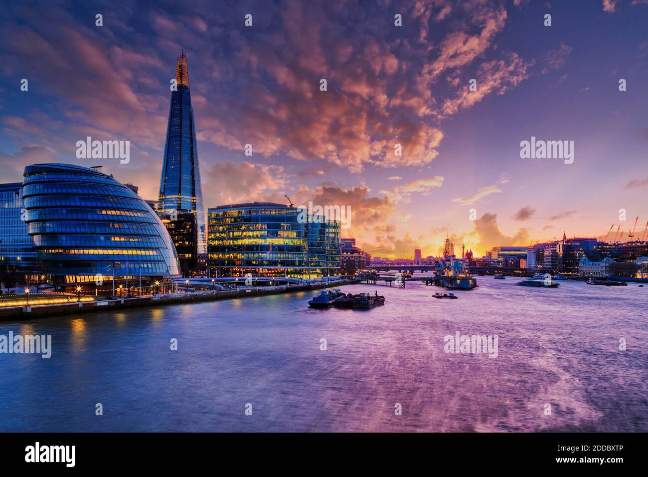 Blick auf London Stadt bei Sonnenuntergang. Stockfoto