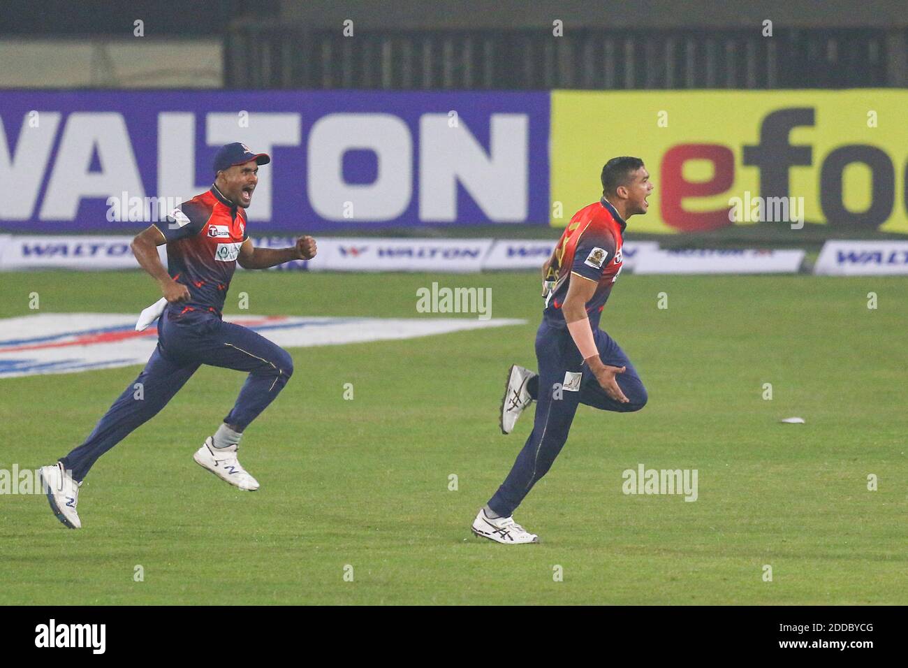 Fortune Barishal Cricket-Spieler Taskin Ahmed (R) feiern nach der Entlassung während der Bangabandhu T20 Cup 2020 zwischen Fortune Barishal und Gemcon Khulna im Sher-e-Bangla National Cricket Stadium in Dhaka am 24. November 2020. Stockfoto