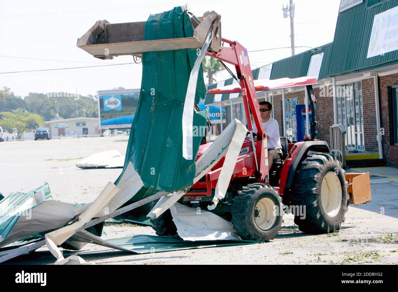 KEIN FILM, KEIN VIDEO, KEIN Fernsehen, KEINE DOKUMENTATION - Buddy Guthrie bewegt Dachteile, die von der anderen Straßenseite kamen, auf dem Parkplatz von Cedar Point Village in Cedar Point, North Carolina, aus dem Weg Sonntag, 28. August 2011, nachdem Hurrikan Irene durch die Gegend gegangen ist. Foto von John Rottet/Raleigh News & Observer/MCT/ABACAPRESS.COM Stockfoto