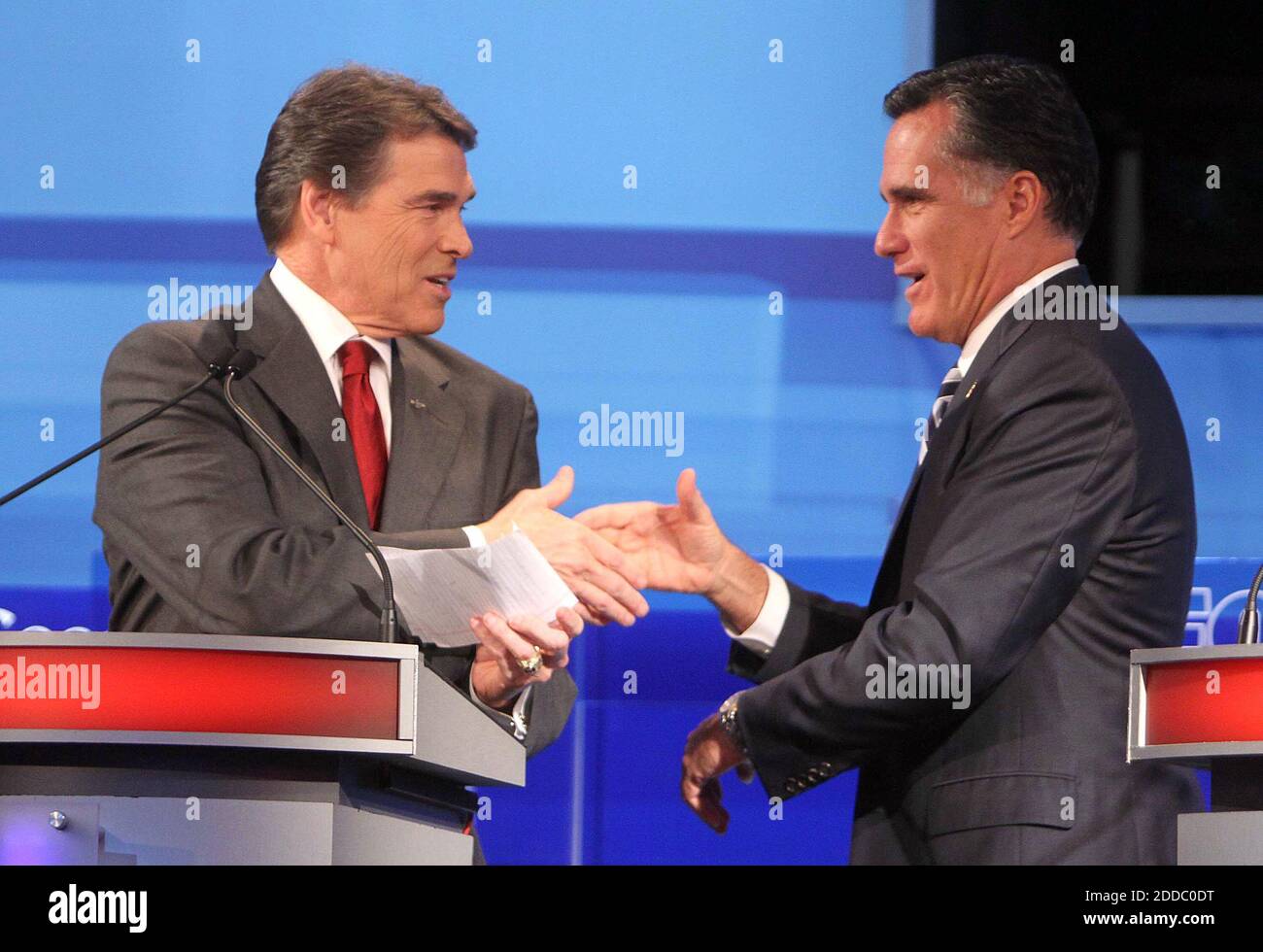 KEIN FILM, KEIN VIDEO, KEIN Fernsehen, KEIN DOKUMENTARFILM - republikanische Präsidentschaftskandidaten Texas Gov. Rick Perry, links und ehemaliger Gouverneur von Massachusetts. Mitt Romney gratuliert einander nach der von FOX News und Google gesponserten GOP-Debatte in Orlando, Florida, USA, Donnerstag, 22. September 2011. Foto von Joe Burbank/Orlando Sentinel/MCT/ABACAPRESS.COM Stockfoto