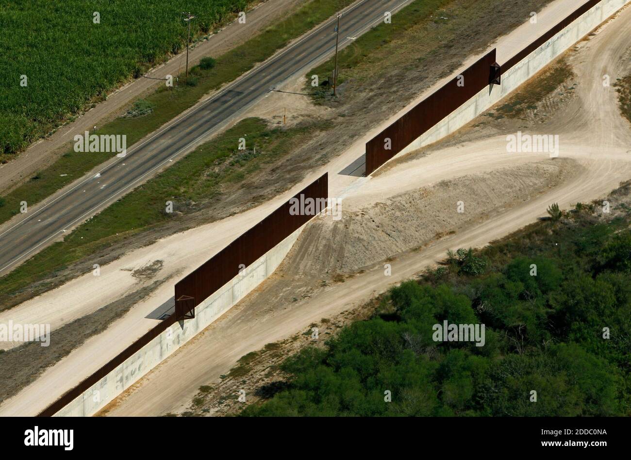 KEIN FILM, KEIN VIDEO, KEIN Fernsehen, KEINE DOKUMENTATION - der neue Grenzzaun neuer Grenzzaun in Las Penitas, Texas, nördlich von McAllen, wird von einem Hubschrauber des Ministeriums für öffentliche Sicherheit in Texas gesehen, Donnerstag, 13. Oktober 2011. Der Gouverneur von Texas, Rick Perry, hat die Operation Border Star eingeführt, die er als "ein vollständiges Kampfteam aus lokalen Polizeibeamten, Sheriffs, Staatstruppen, Texas Rangers und Wildhütern bezeichnet, die mit der US-Grenzpolizei zusammenarbeiten, um die Südgrenze zu sichern". (Foto von Erich Schlegel/Fort Worth Star-Telegram/MCT/ABACAPRESS.COM) Stockfoto