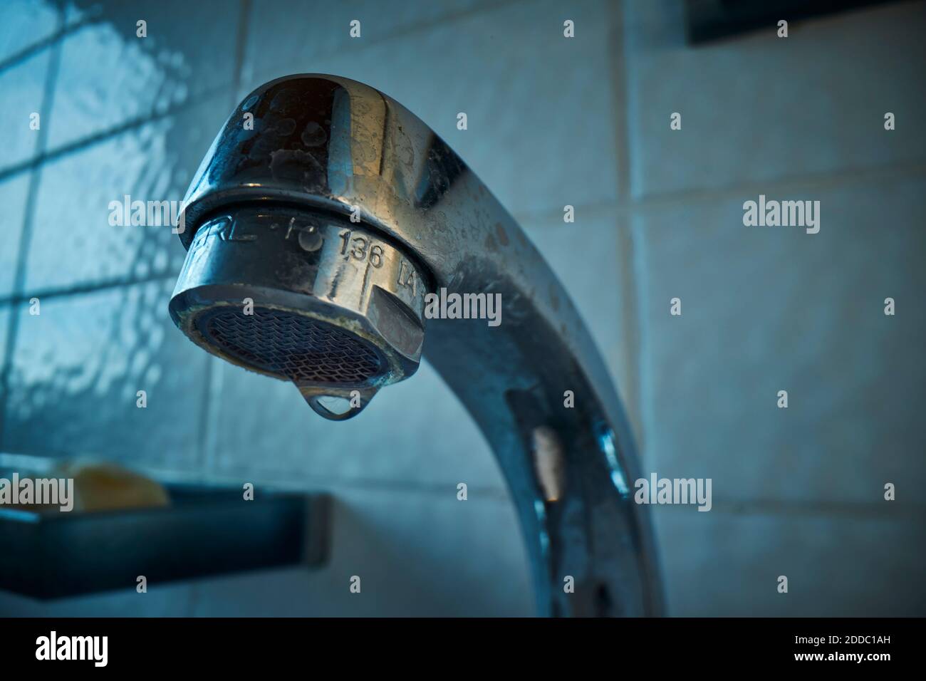 Undichter Wasserhahn im Bad Stockfoto