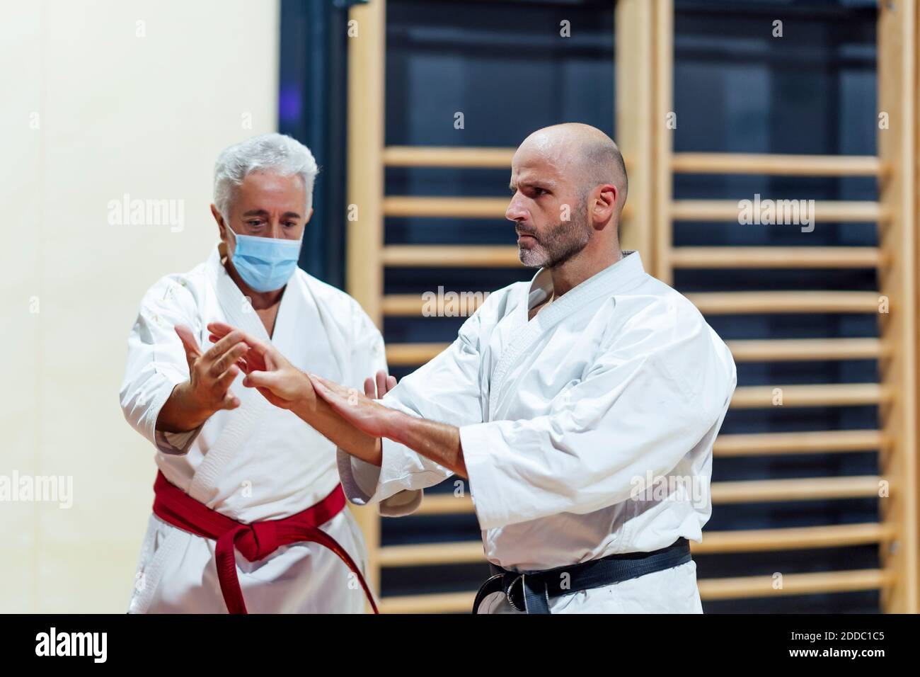 Instructor Unterricht Karate männlichen Studenten in der Klasse Stockfoto