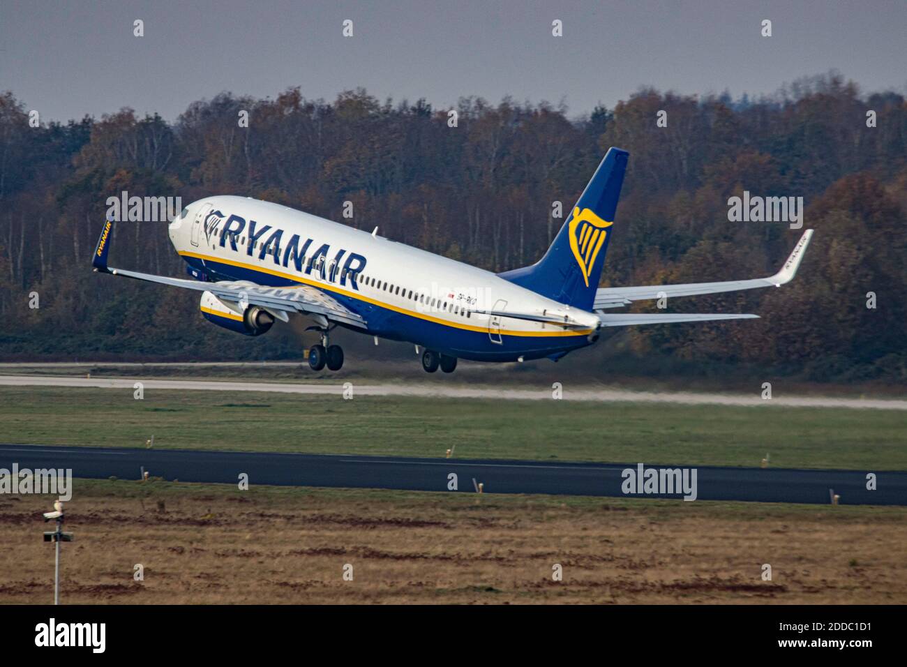 Ryanair Low-Cost-Airline Boeing 737-800 Flugzeuge wie gesehen über Die Start- und Landebahn beim Abflug vom Flughafen Eindhoven in der Niederlande Stockfoto