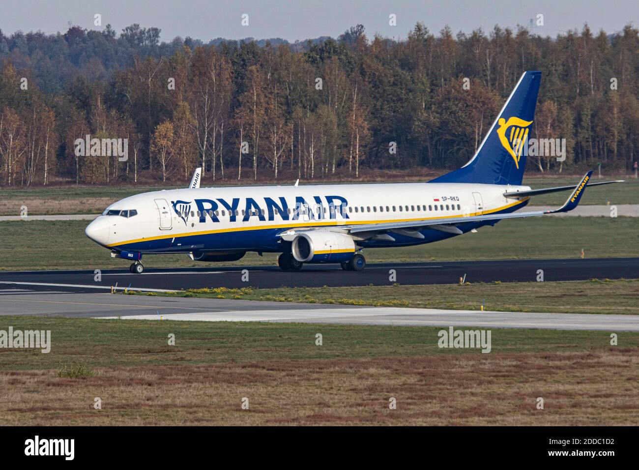 Ryanair Low-Cost-Airline Boeing 737-800 Flugzeuge wie auf gesehen Der Rollweg und die Start- und Landebahn vom Flughafen Eindhoven in der Niederlande Stockfoto