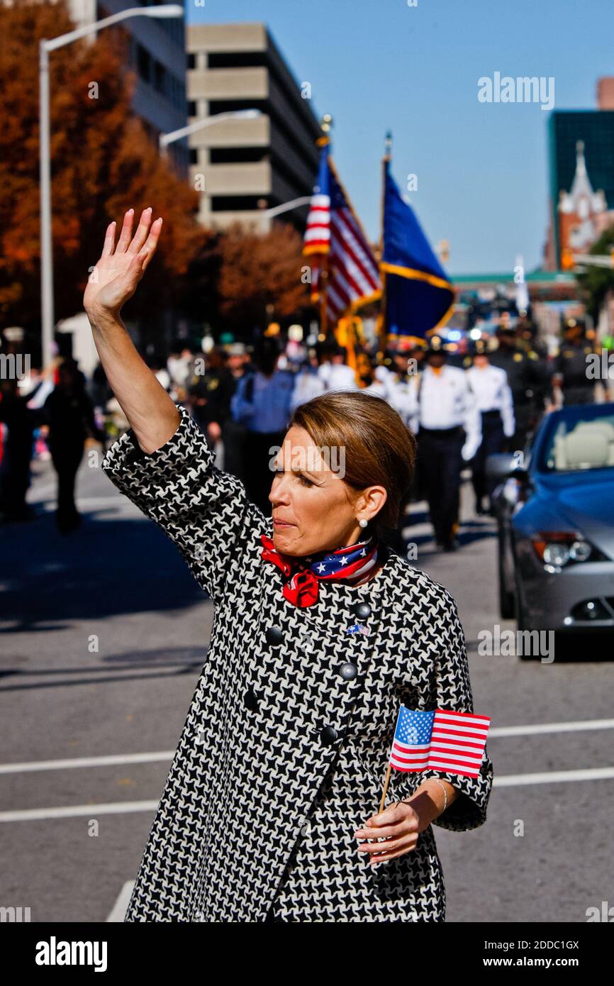 KEIN FILM, KEIN VIDEO, KEIN Fernsehen, KEIN DOKUMENTARFILM - die republikanische Kandidatin Michelle Bachmann nimmt an der Veterans Day Parade in Columbia, South Carolina, USA, Freitag, 11. November 2011 Teil. Perry ging die Route entlang der Sumter Street, winkte und schüttelte die Hände mit der Menge. Foto von Tim Dominick/The State/MCT/ABACAPRESS.COM Stockfoto